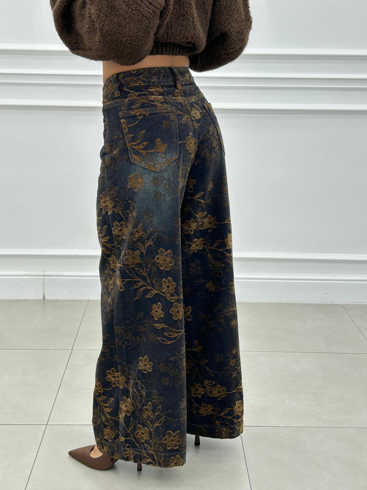 Vaqueros con Bordado Floral