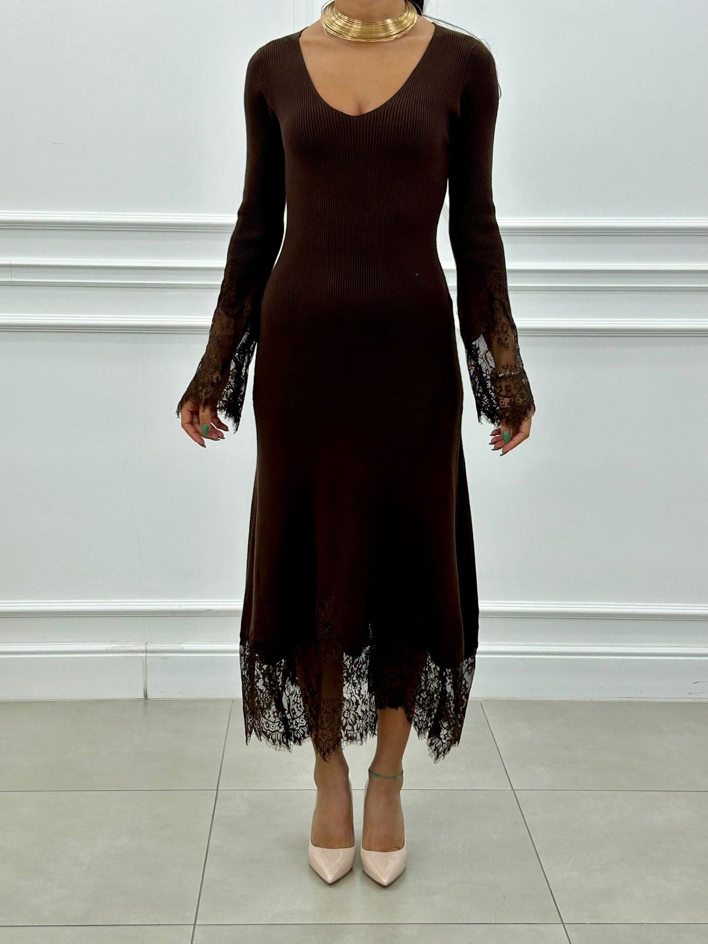 Vestido Largo Monia con Escote en Pico y Encaje