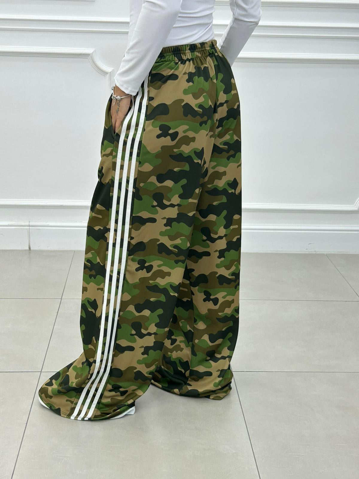 Pantalón Camuflaje con Banda Lateral y Bolsillos