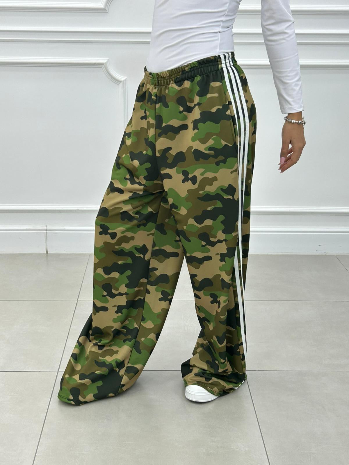 Pantalón Camuflaje con Banda Lateral y Bolsillos