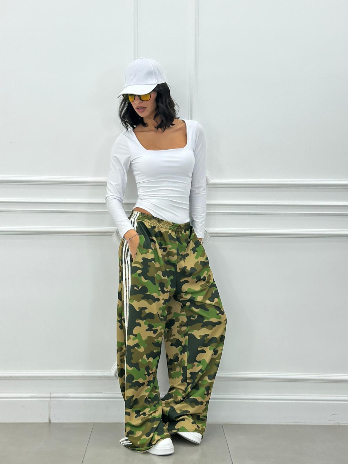 Pantalón Camuflaje con Banda Lateral y Bolsillos