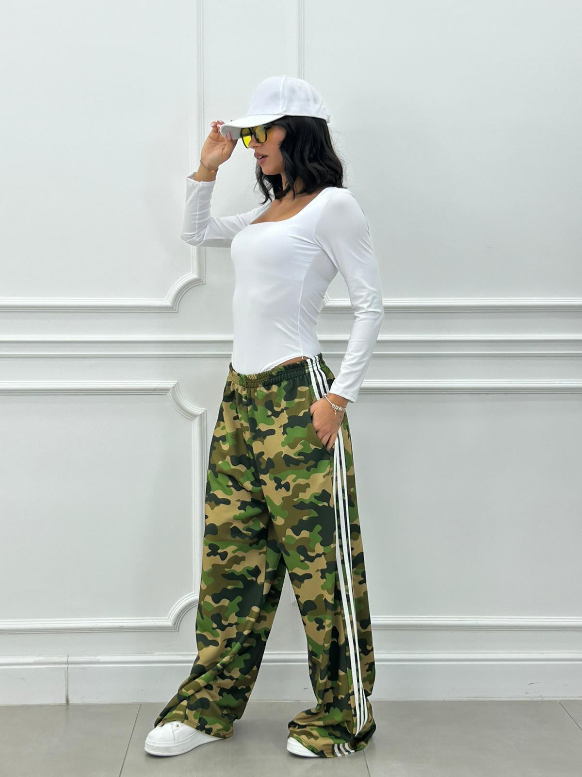 Pantalón Camuflaje con Banda Lateral y Bolsillos