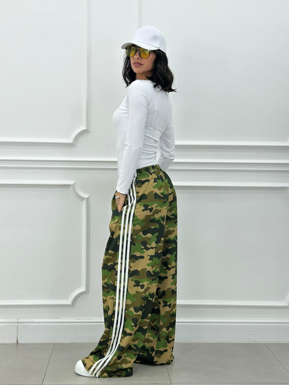 Pantalón Camuflaje con Banda Lateral y Bolsillos