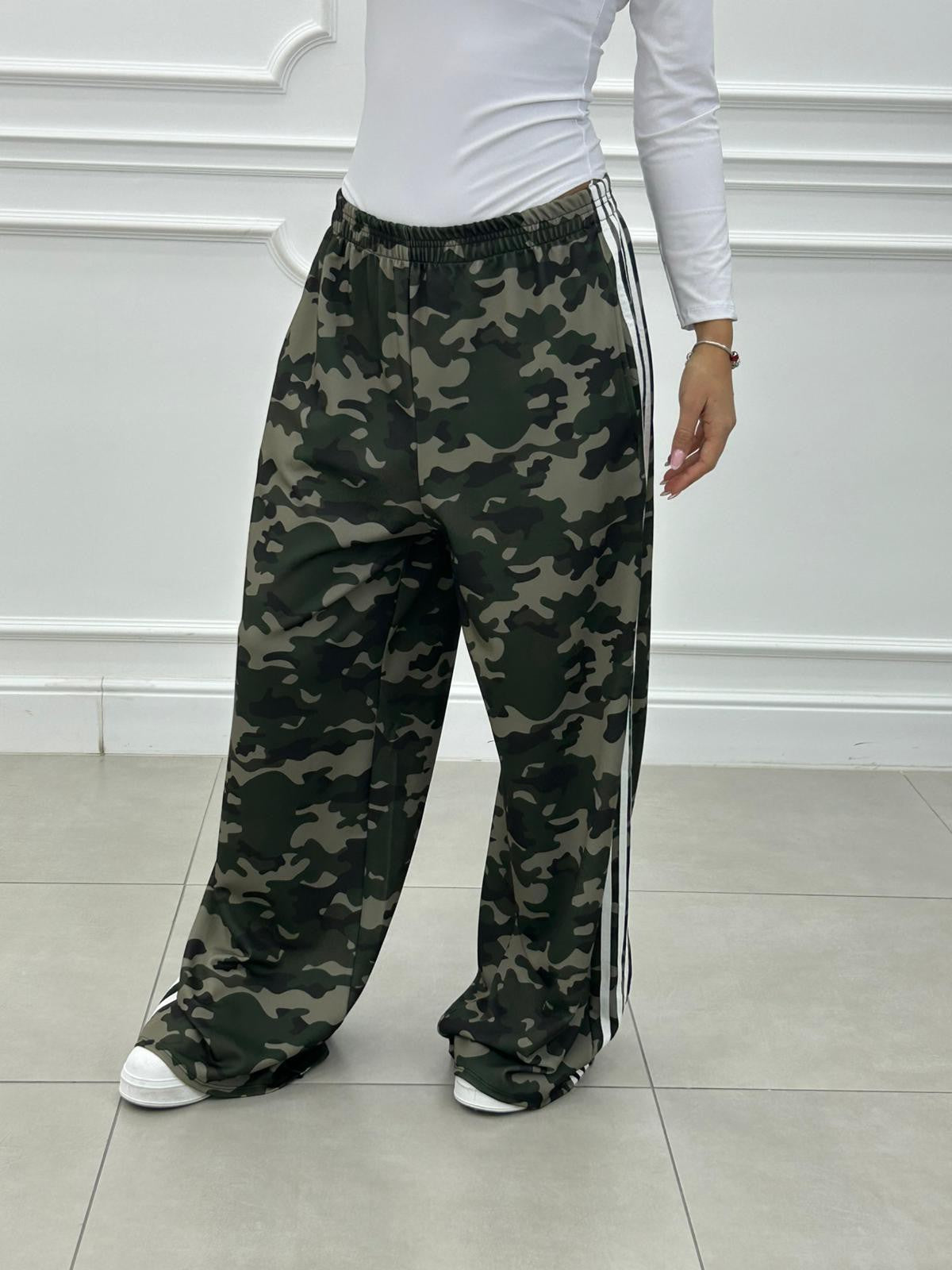 Pantalón Camuflaje con Banda Lateral y Bolsillos