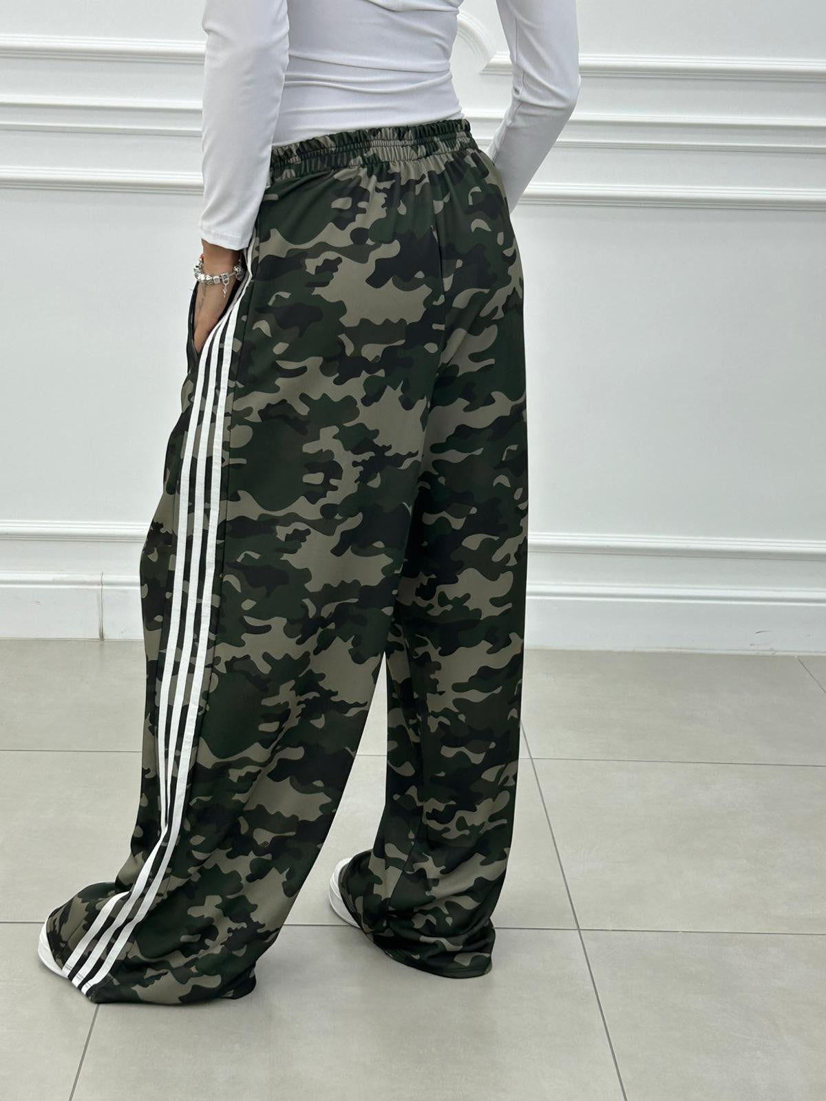 Pantalón Camuflaje con Banda Lateral y Bolsillos