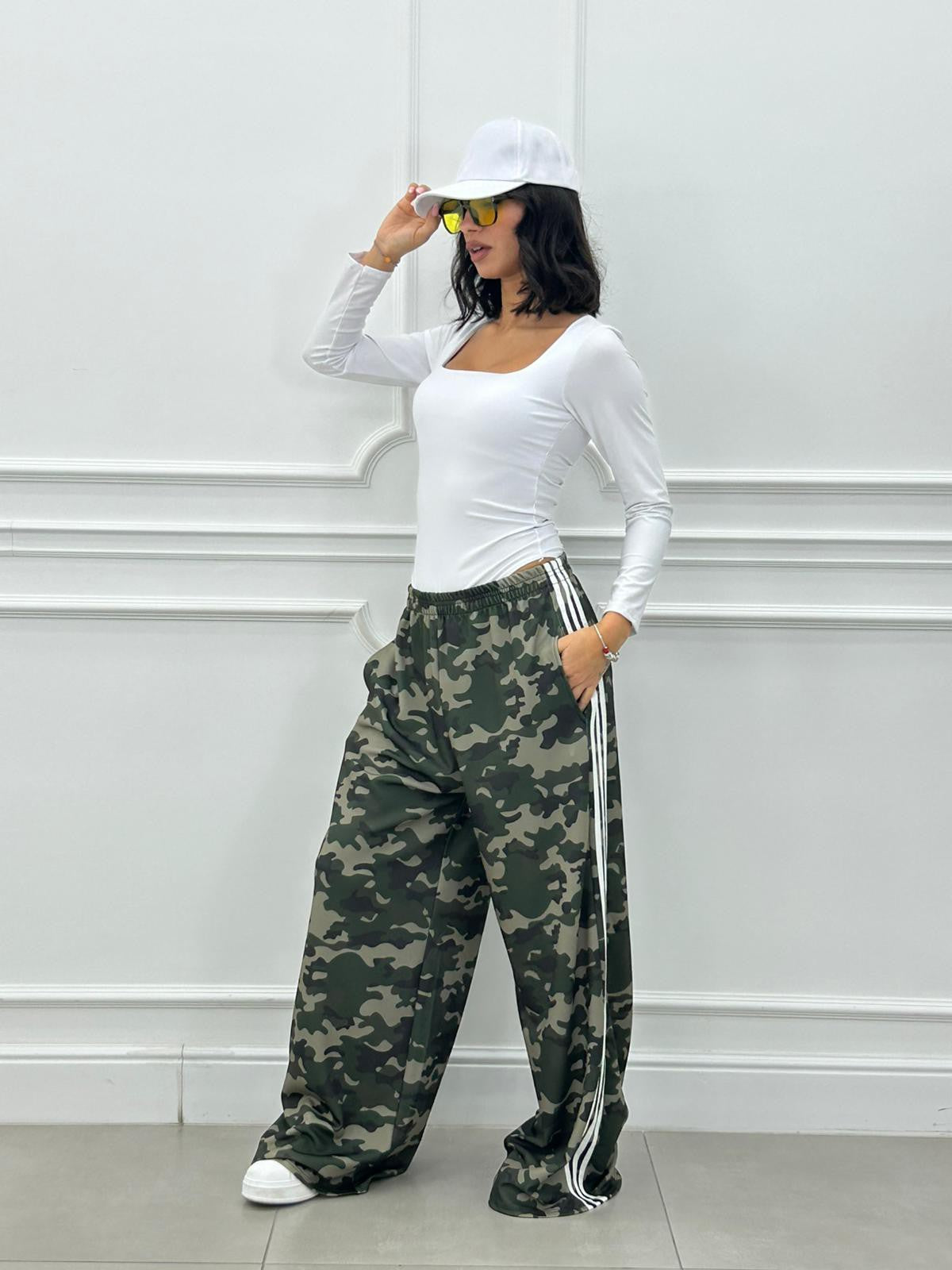 Pantalón Camuflaje con Banda Lateral y Bolsillos