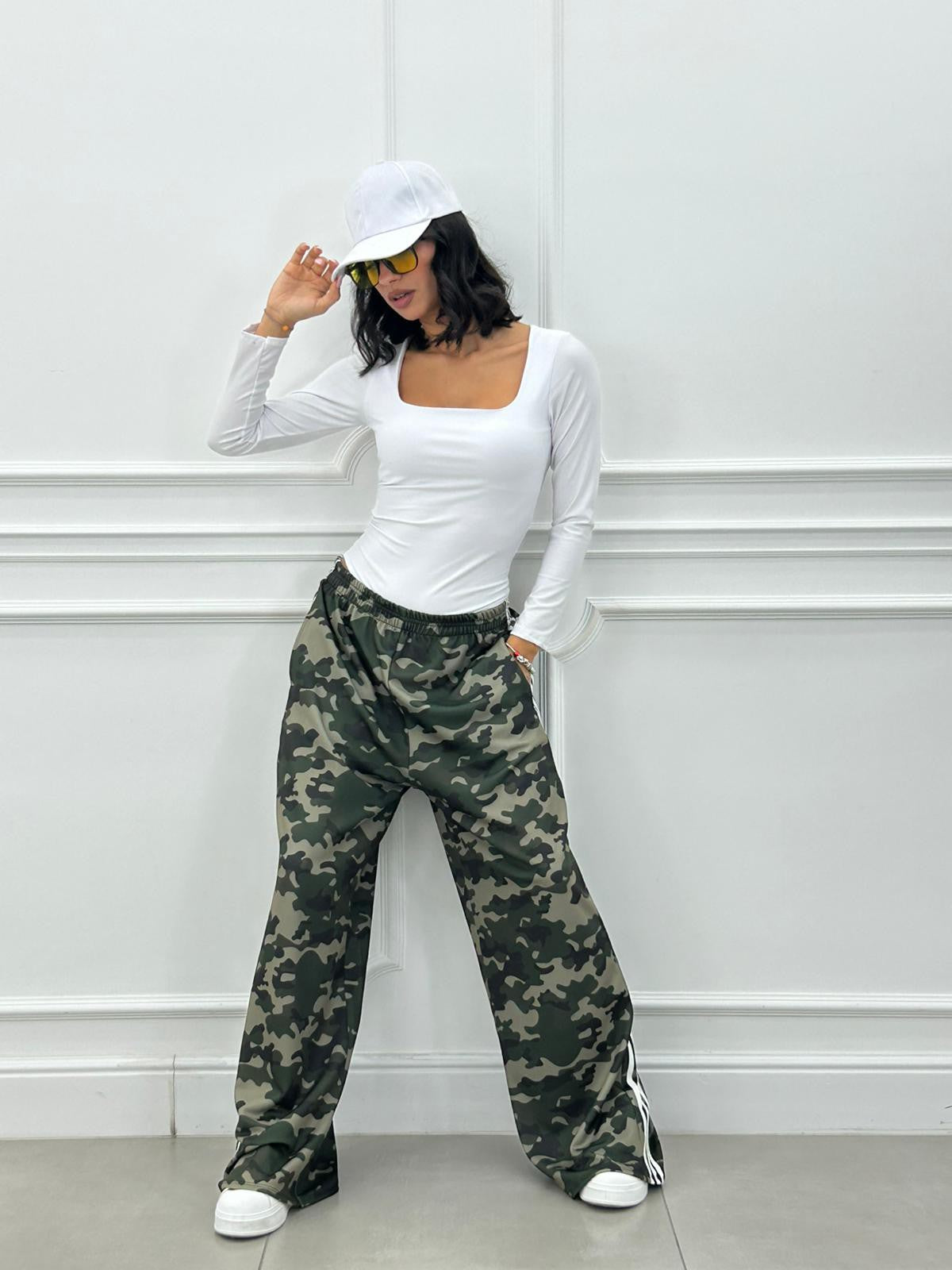 Pantalón Camuflaje con Banda Lateral y Bolsillos
