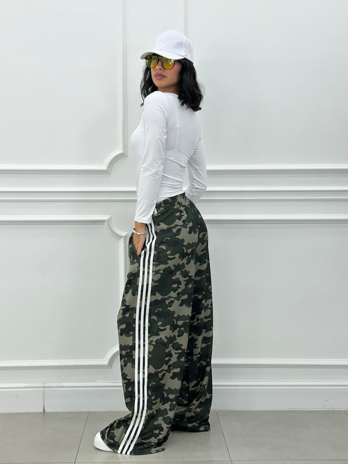 Pantalón Camuflaje con Banda Lateral y Bolsillos