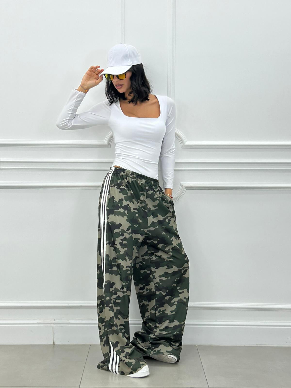 Pantalón Camuflaje con Banda Lateral y Bolsillos