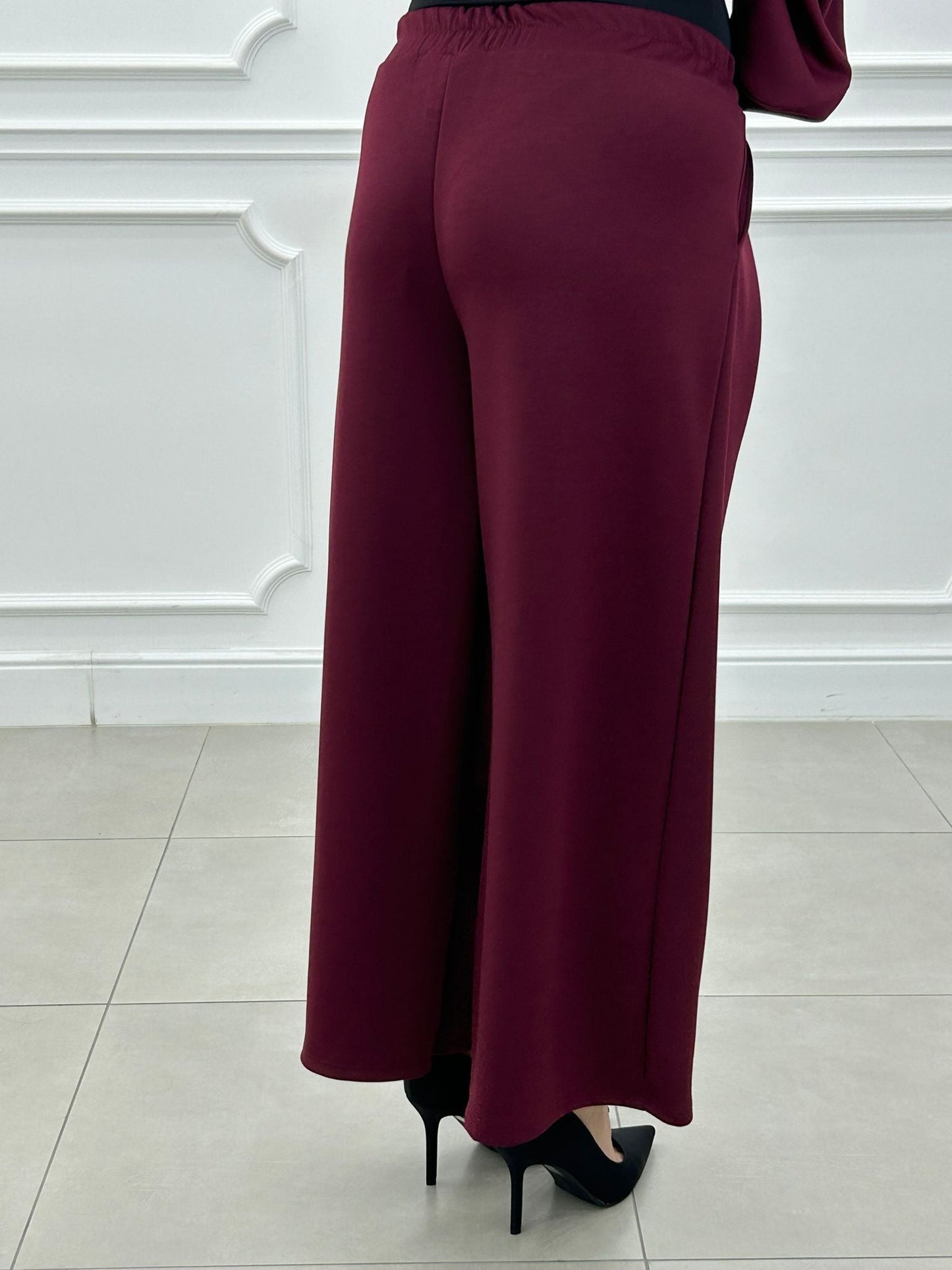 Conjunto Blossom: Chaqueta con Broche Flor y Pantalón Palazzo
