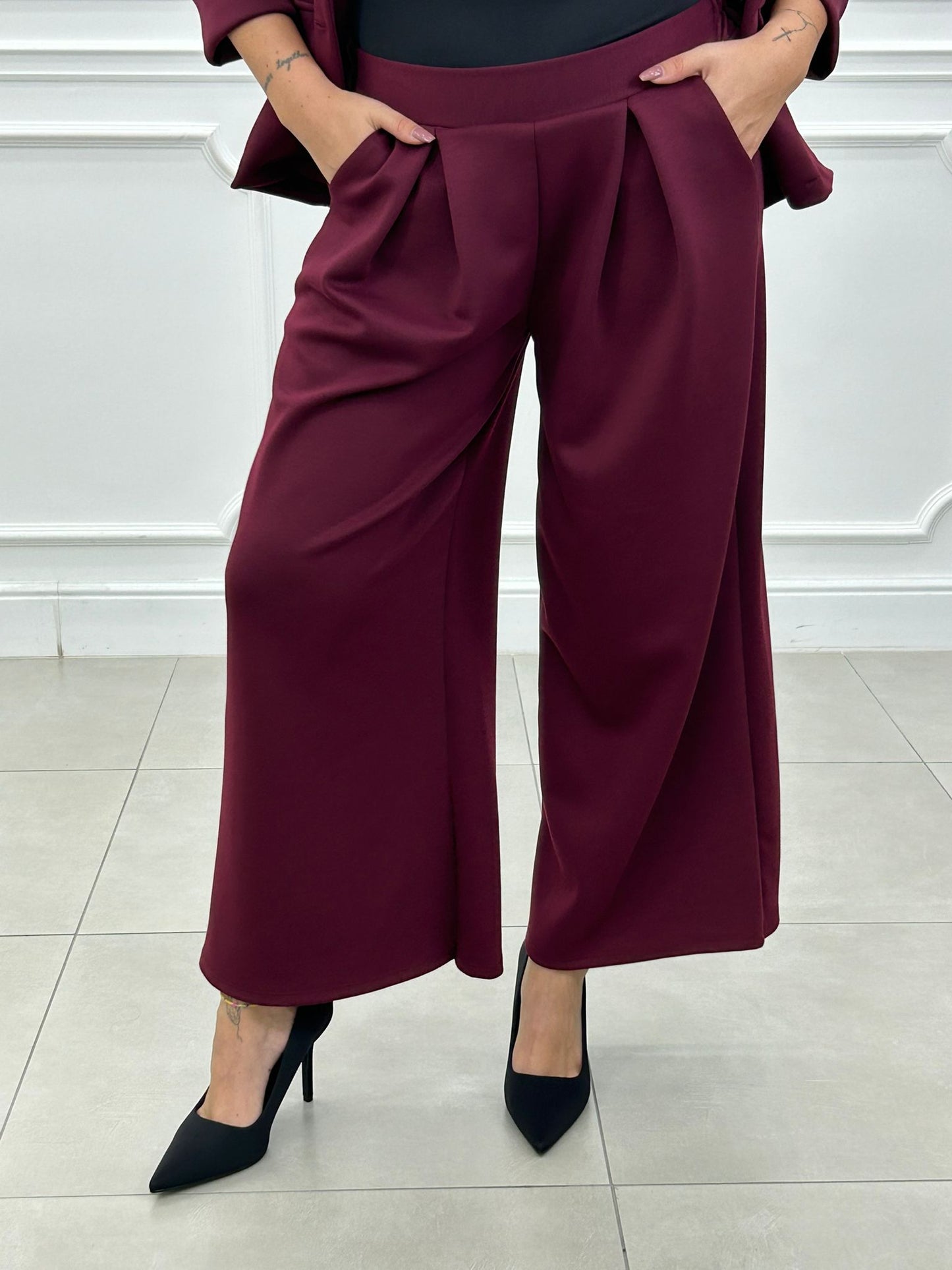 Conjunto Blossom: Chaqueta con Broche Flor y Pantalón Palazzo
