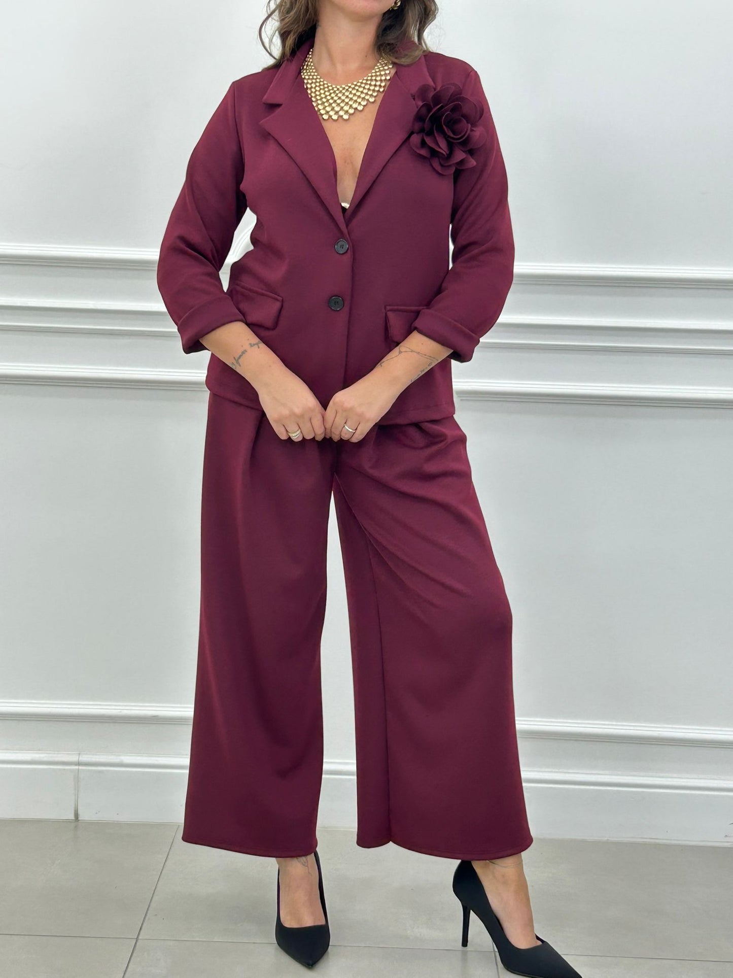 Conjunto Blossom: Chaqueta con Broche Flor y Pantalón Palazzo