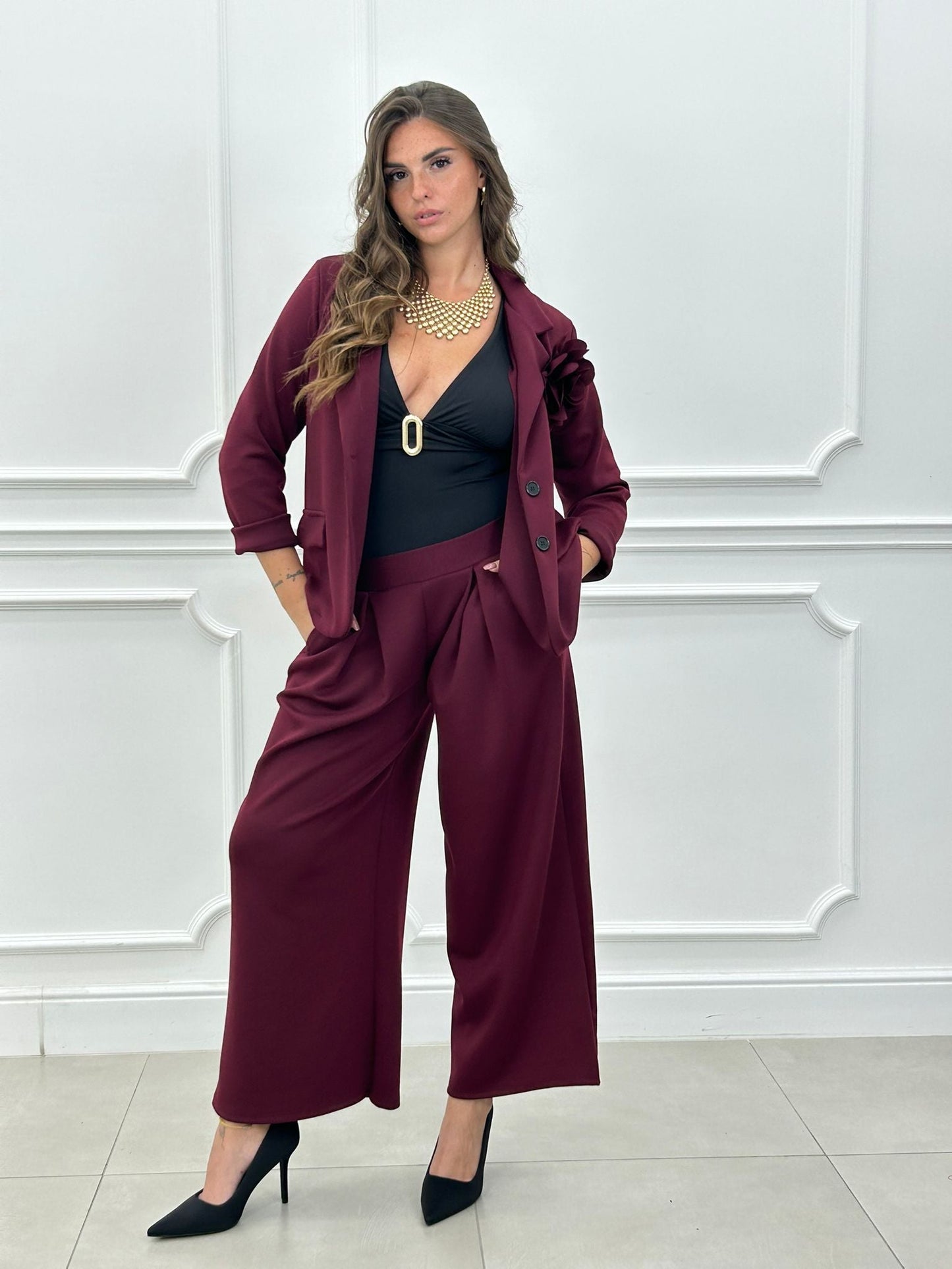 Conjunto Blossom: Chaqueta con Broche Flor y Pantalón Palazzo