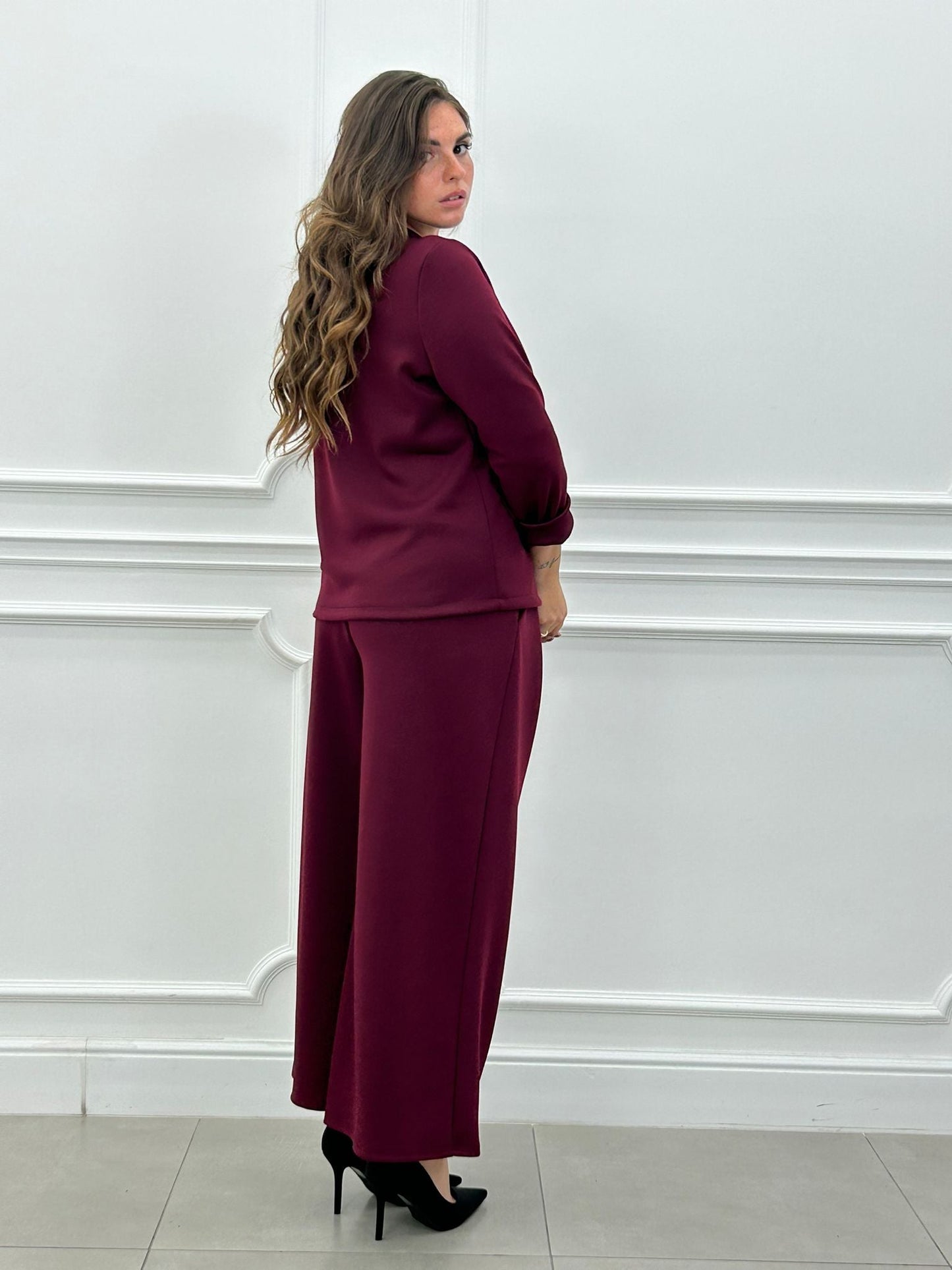 Conjunto Blossom: Chaqueta con Broche Flor y Pantalón Palazzo