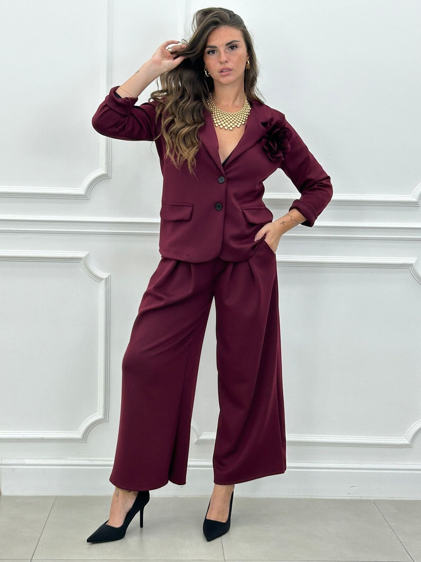 Conjunto Blossom: Chaqueta con Broche Flor y Pantalón Palazzo