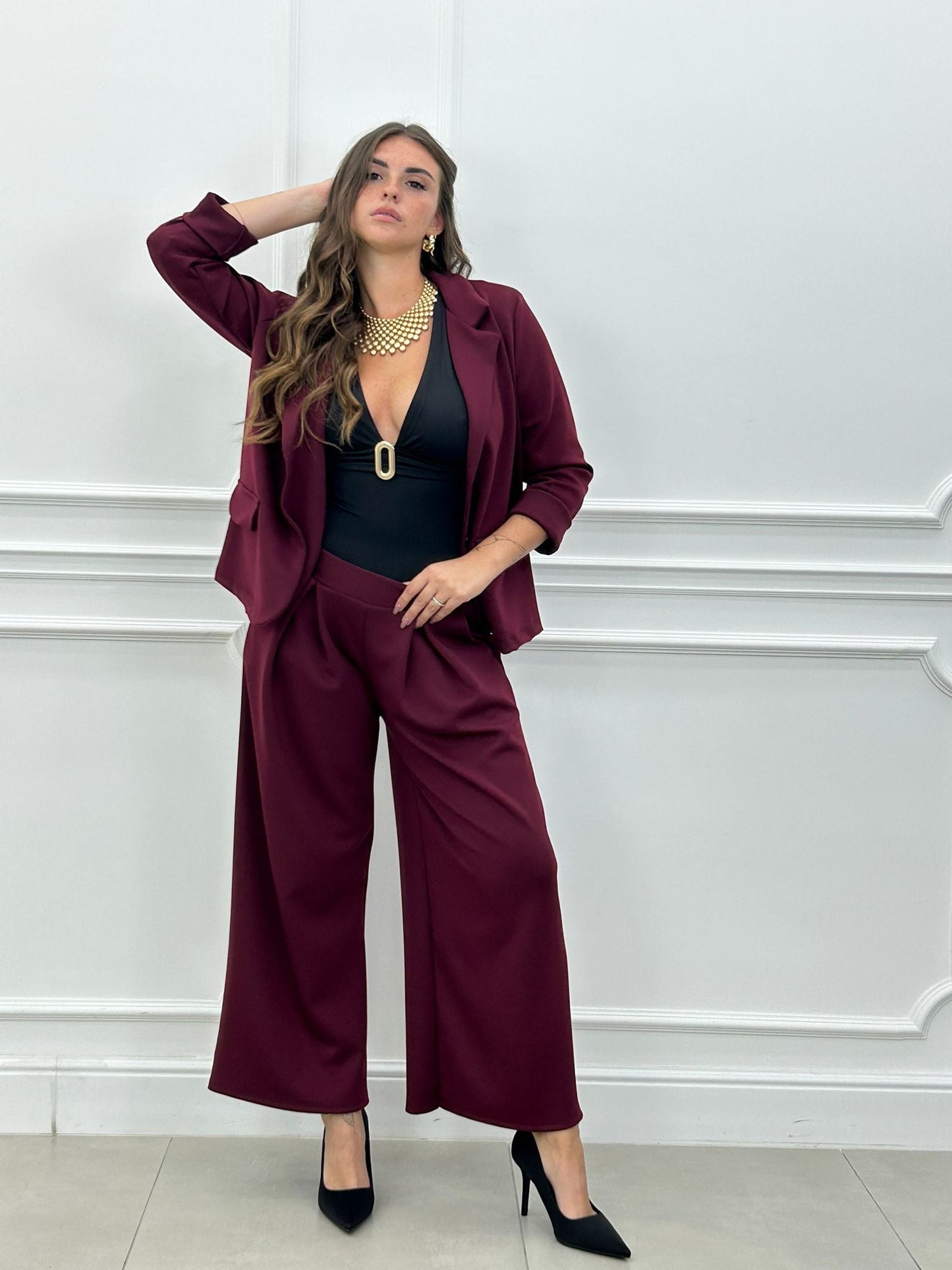 Conjunto Blossom: Chaqueta con Broche Flor y Pantalón Palazzo