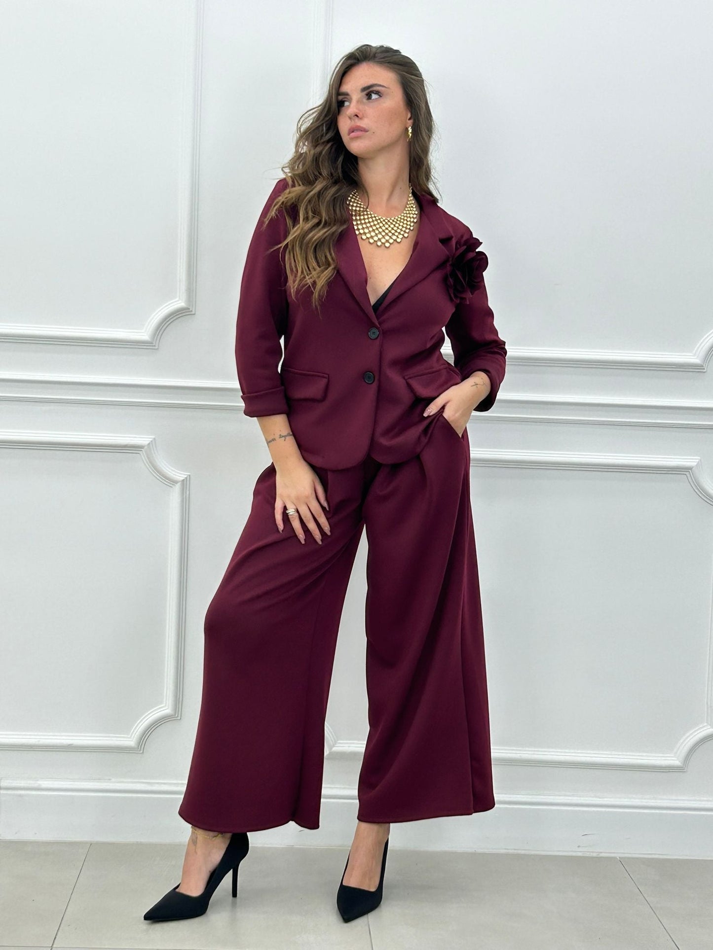 Conjunto Blossom: Chaqueta con Broche Flor y Pantalón Palazzo