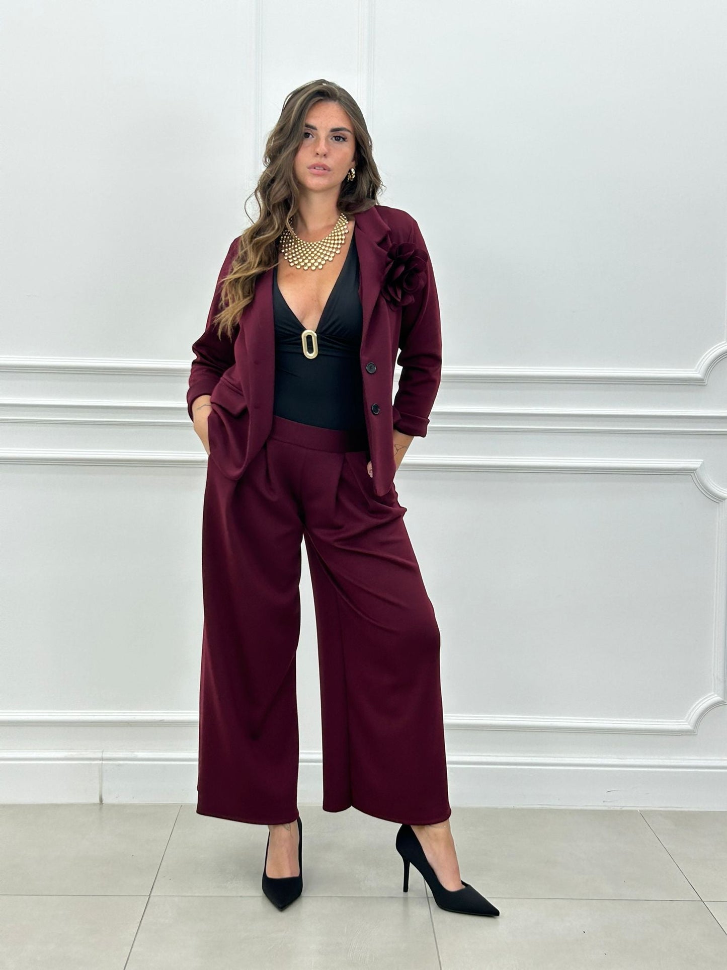Conjunto Blossom: Chaqueta con Broche Flor y Pantalón Palazzo