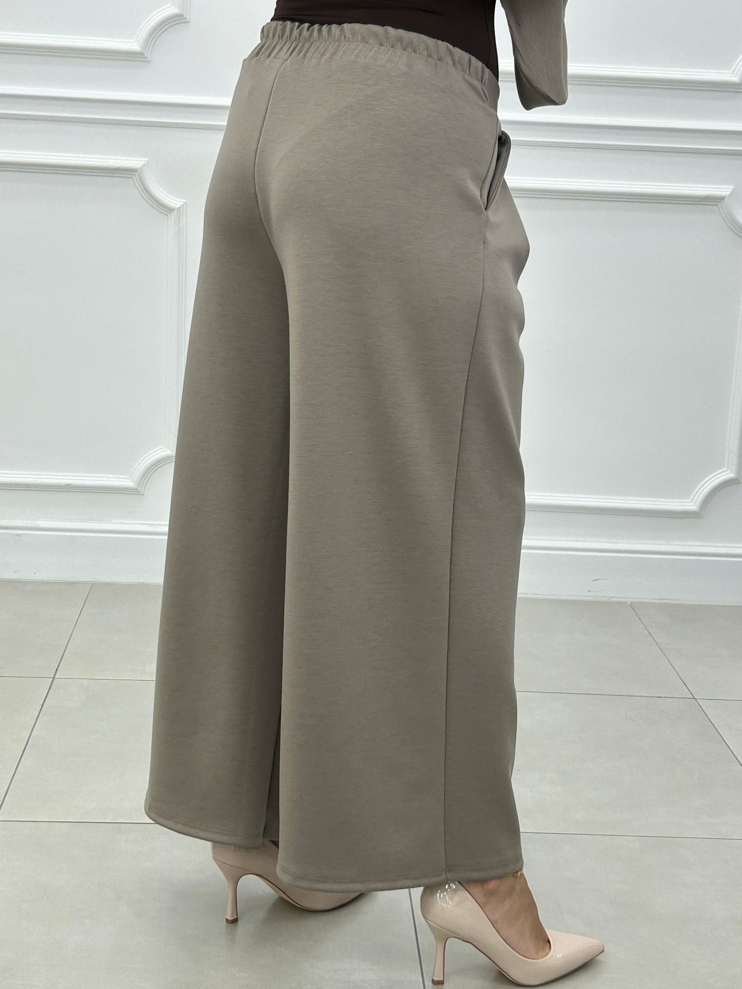 Conjunto Blossom: Chaqueta con Broche Flor y Pantalón Palazzo