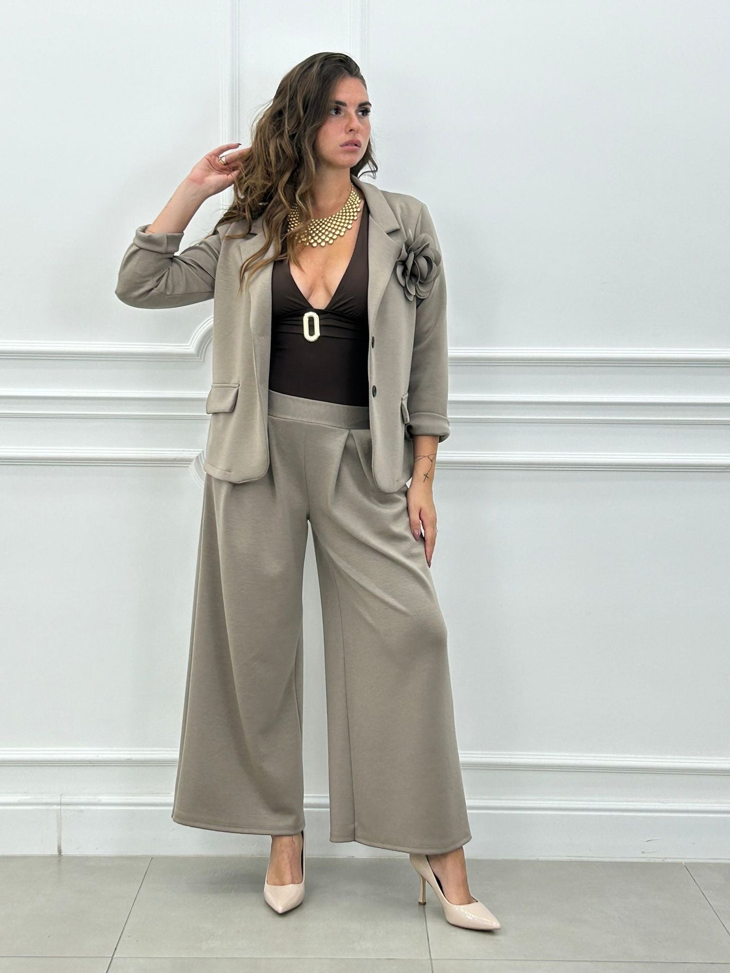 Conjunto Blossom: Chaqueta con Broche Flor y Pantalón Palazzo