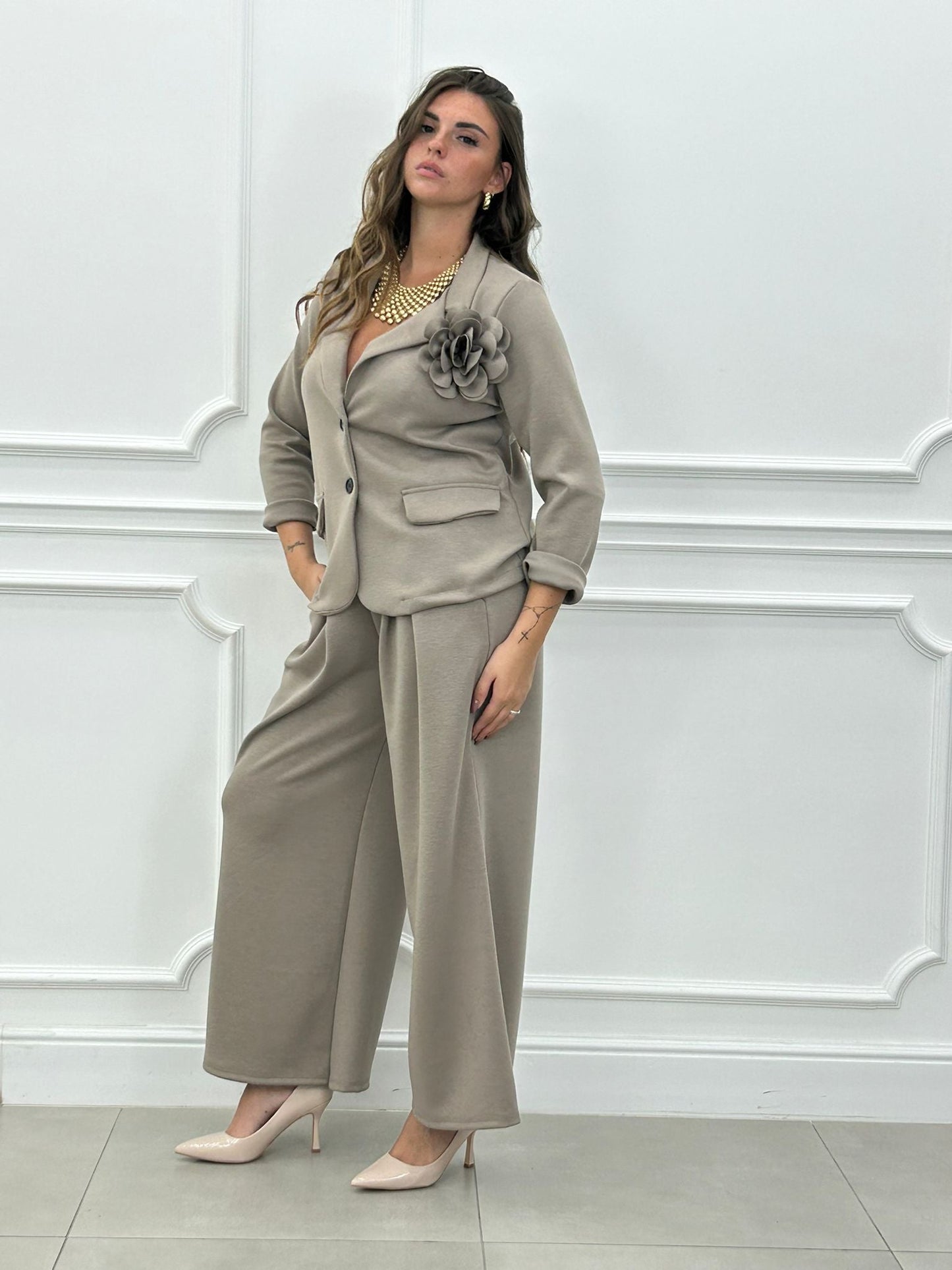 Conjunto Blossom: Chaqueta con Broche Flor y Pantalón Palazzo