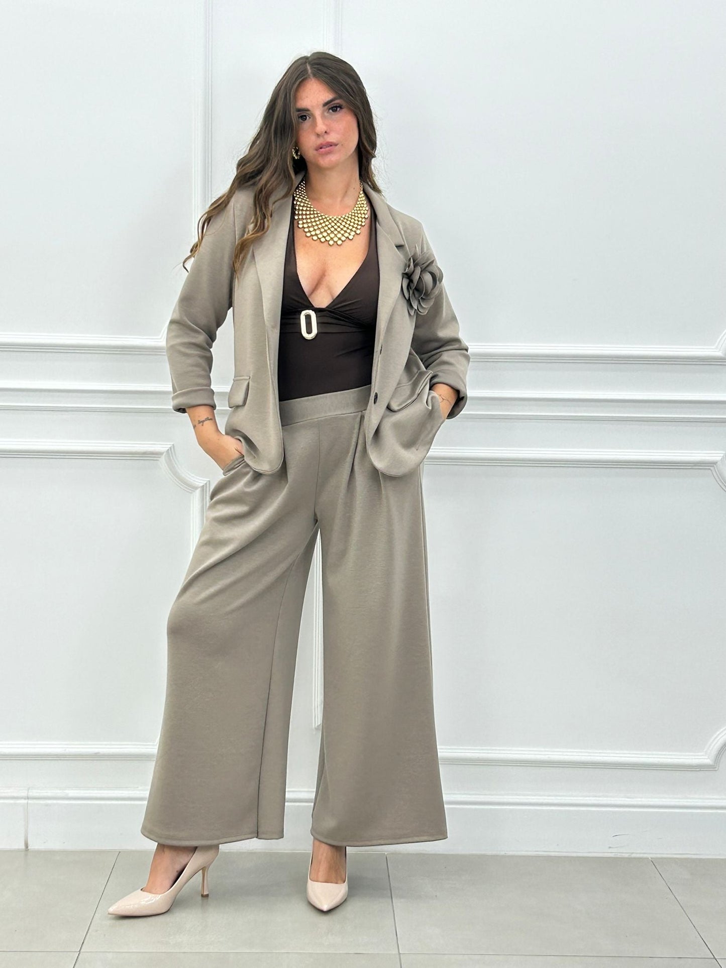 Conjunto Blossom: Chaqueta con Broche Flor y Pantalón Palazzo