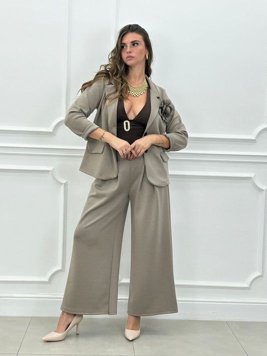 Conjunto Blossom: Chaqueta con Broche Flor y Pantalón Palazzo