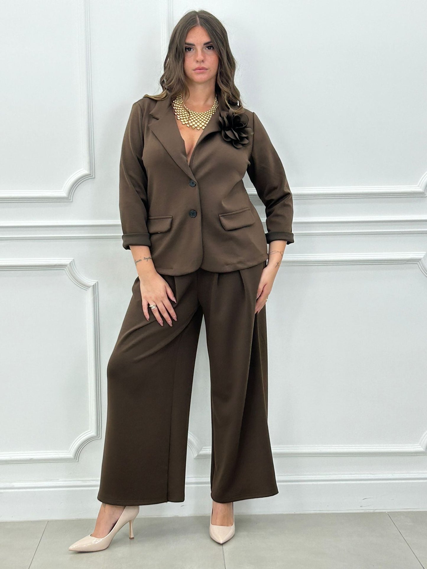 Conjunto Blossom: Chaqueta con Broche Flor y Pantalón Palazzo