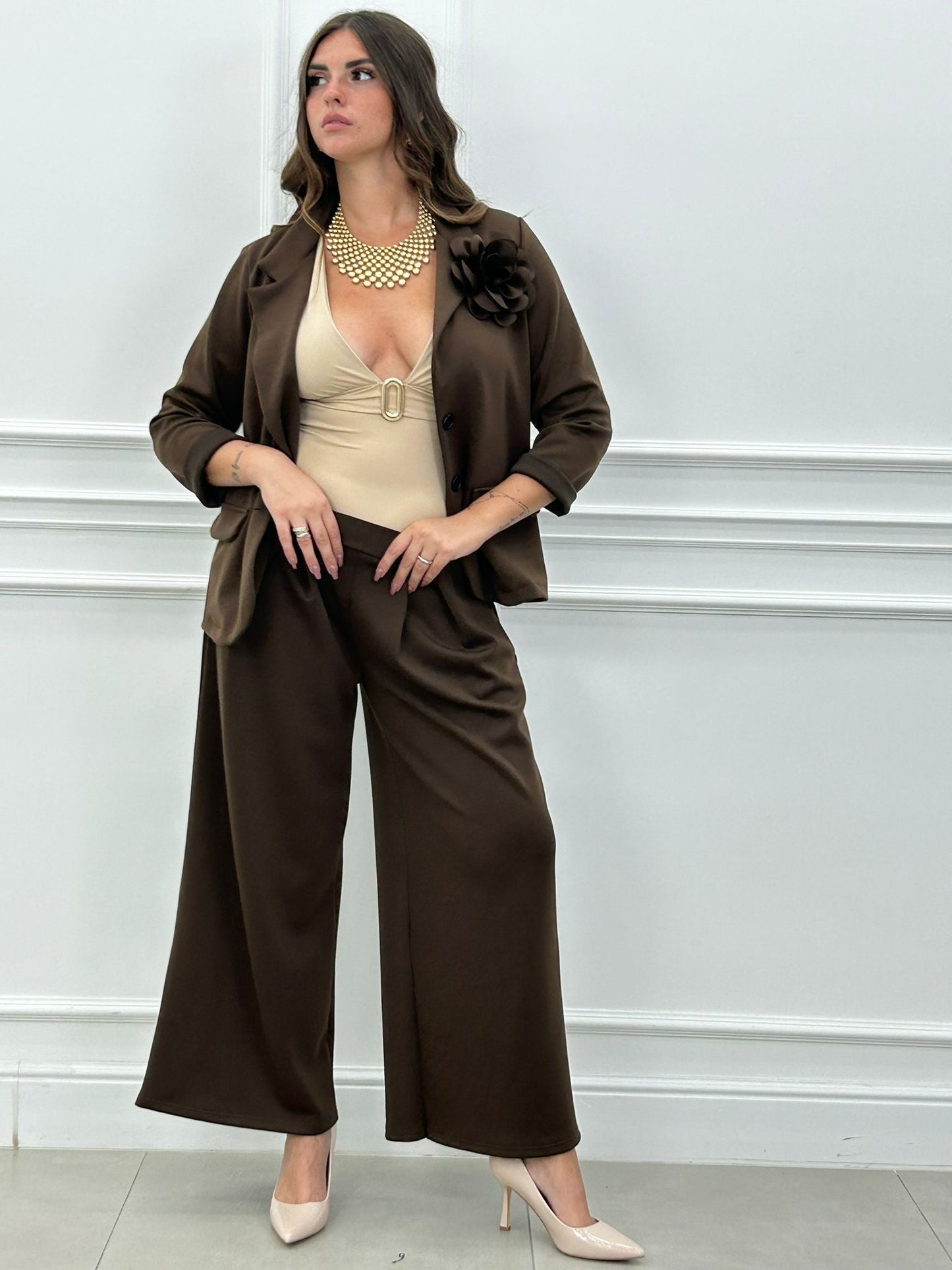 Conjunto Blossom: Chaqueta con Broche Flor y Pantalón Palazzo