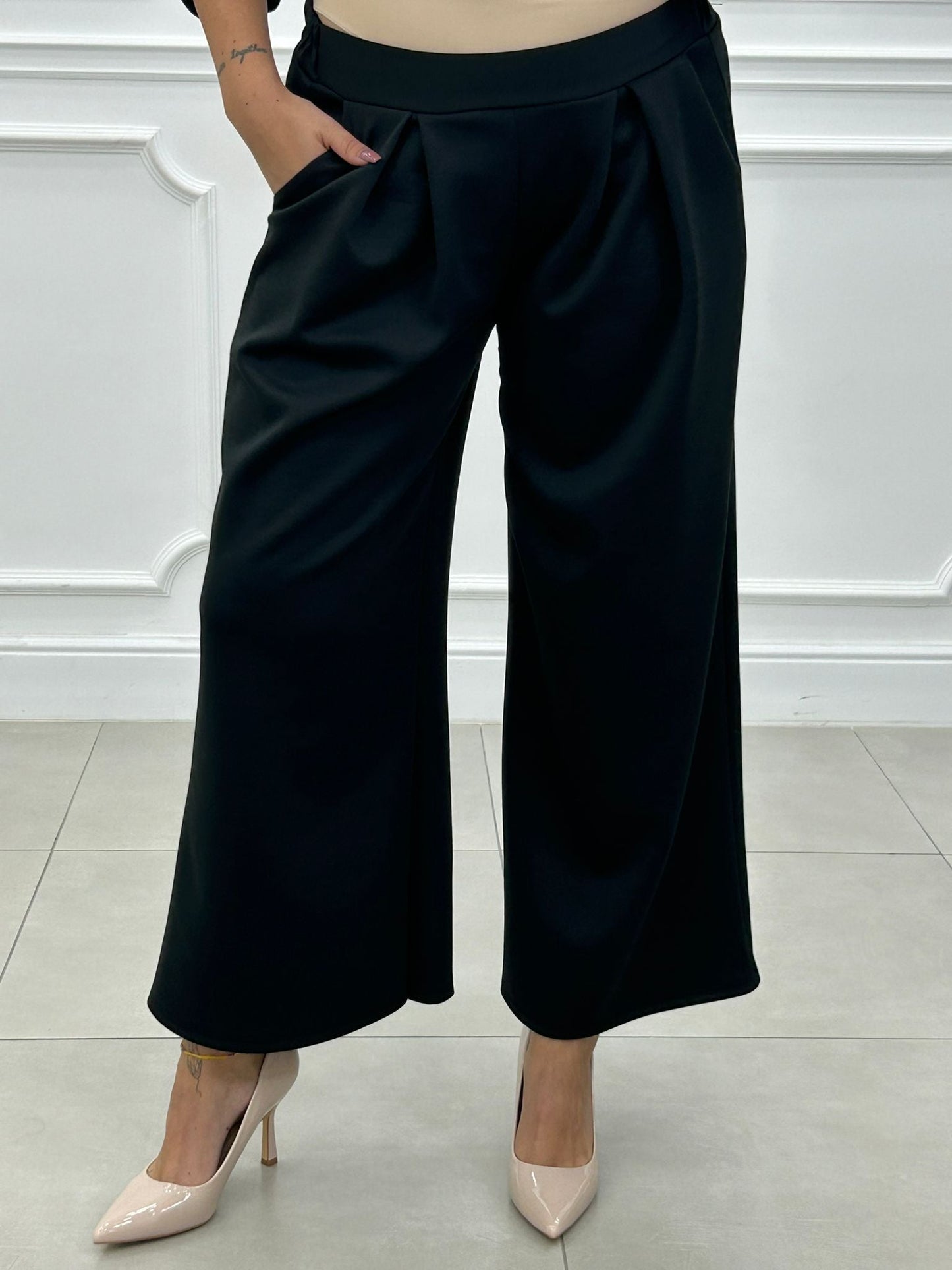 Conjunto Blossom: Chaqueta con Broche Flor y Pantalón Palazzo