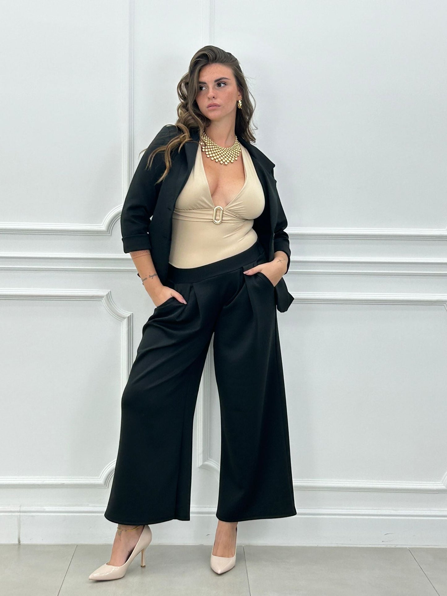 Conjunto Blossom: Chaqueta con Broche Flor y Pantalón Palazzo