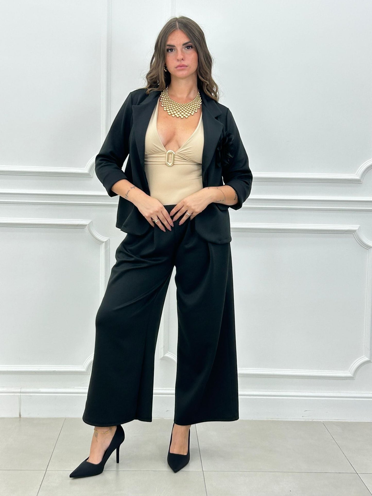 Conjunto Blossom: Chaqueta con Broche Flor y Pantalón Palazzo