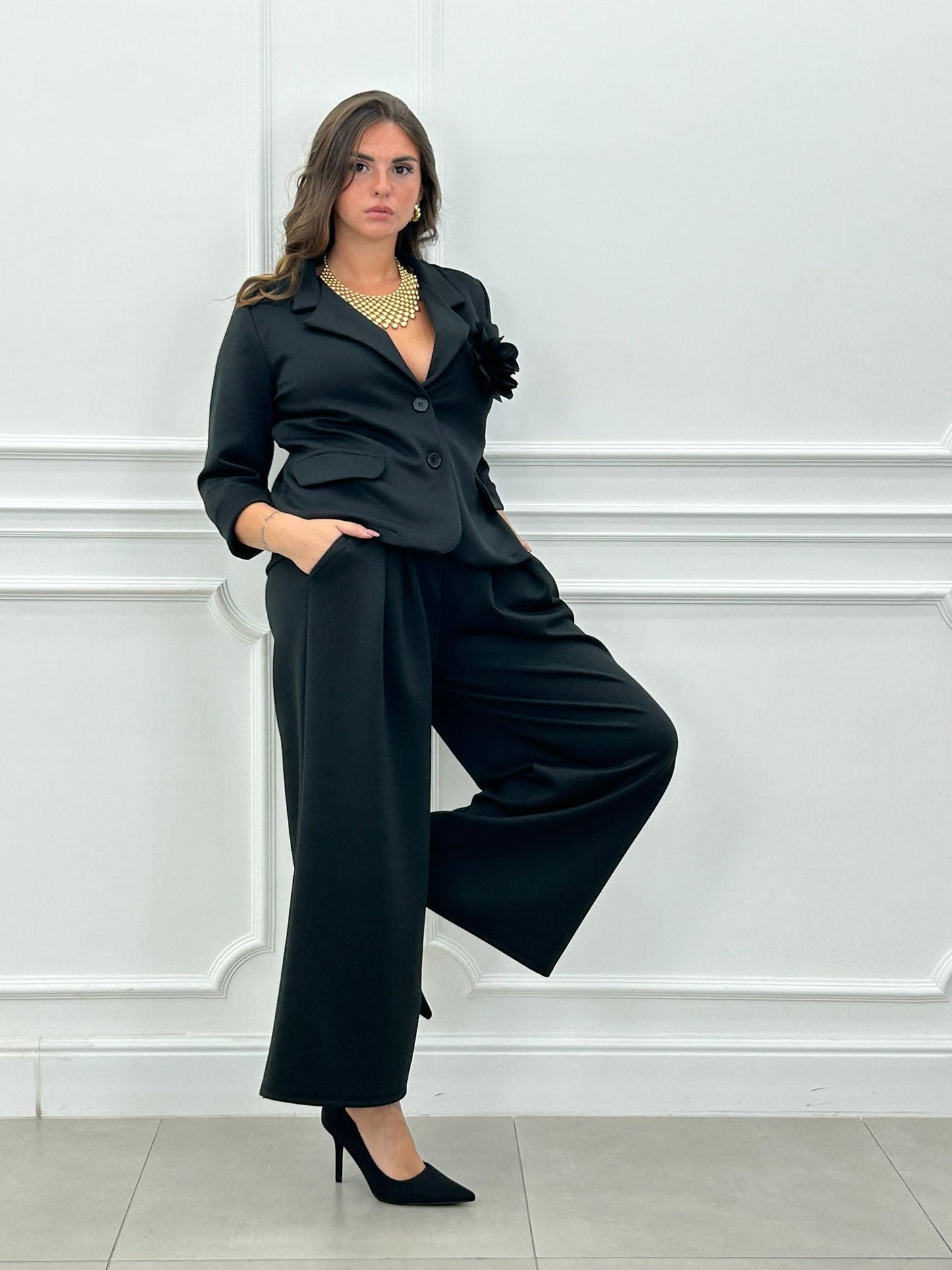 Conjunto Blossom: Chaqueta con Broche Flor y Pantalón Palazzo