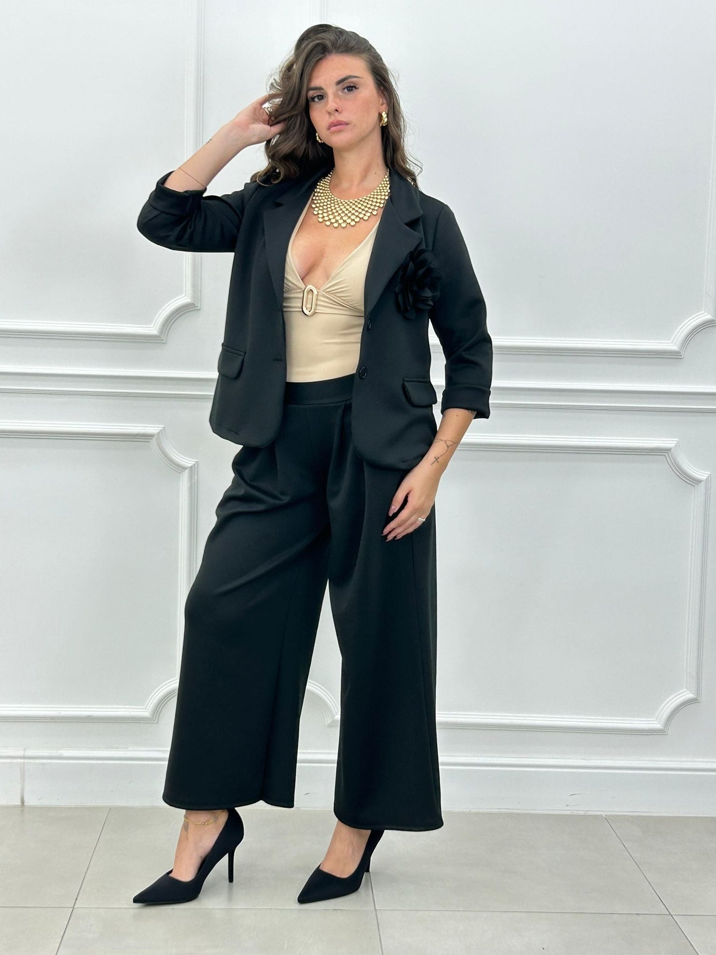 Conjunto Blossom: Chaqueta con Broche Flor y Pantalón Palazzo
