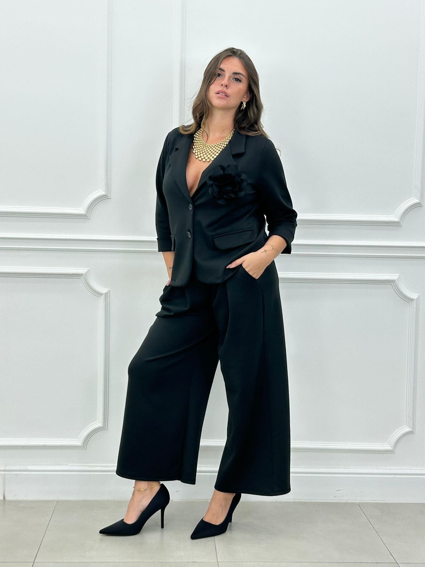 Conjunto Blossom: Chaqueta con Broche Flor y Pantalón Palazzo