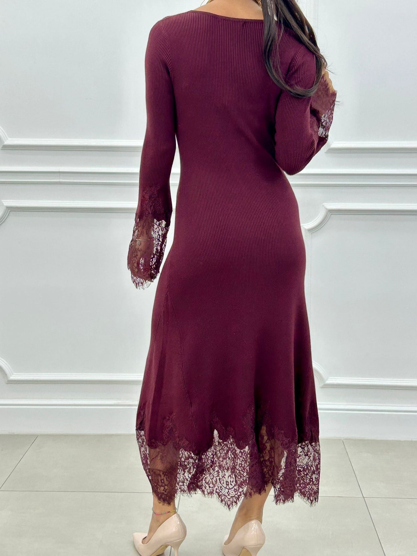 Vestido Largo Monia con Escote en Pico y Encaje