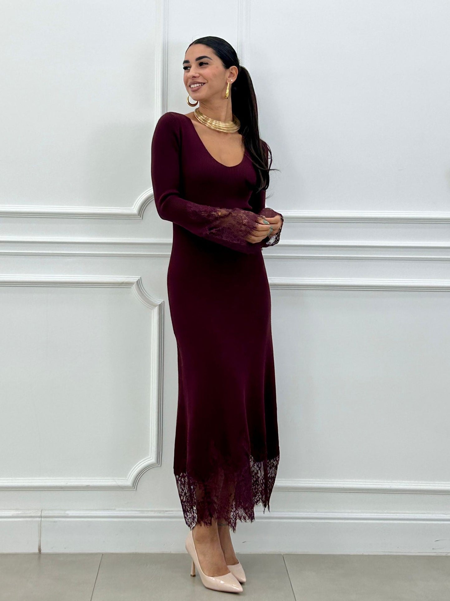 Vestido Largo Monia con Escote en Pico y Encaje