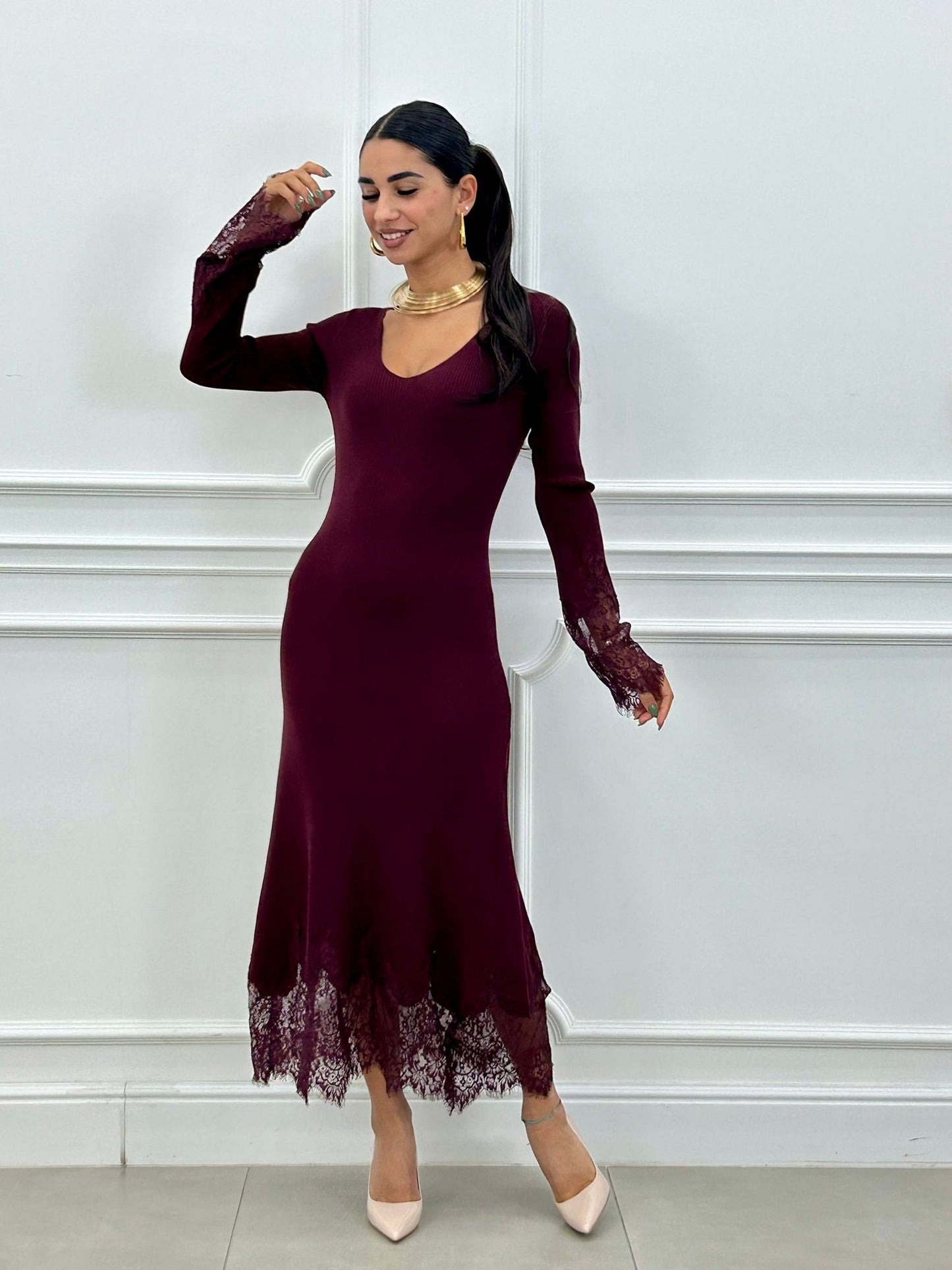 Vestido Largo Monia con Escote en Pico y Encaje