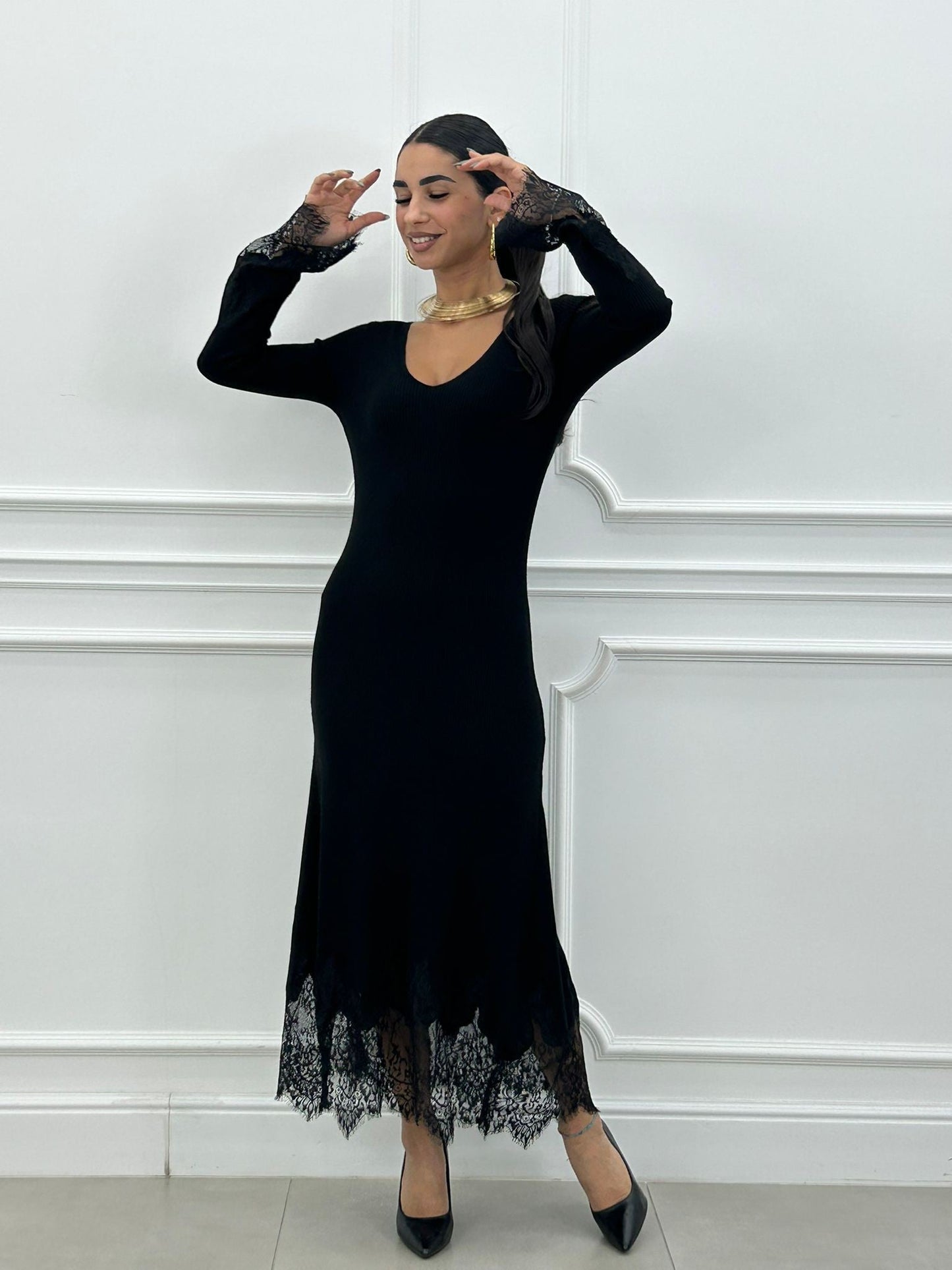 Vestido Largo Monia con Escote en Pico y Encaje