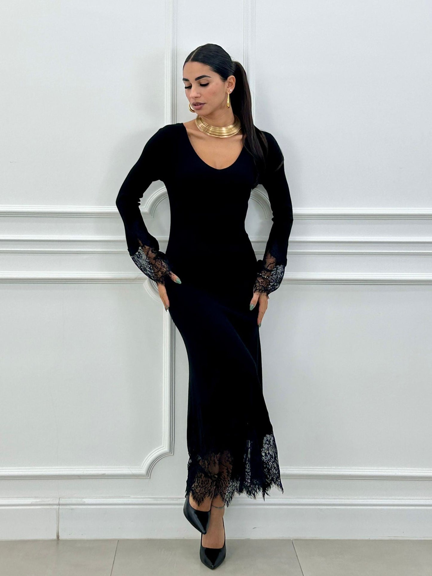 Vestido Largo Monia con Escote en Pico y Encaje