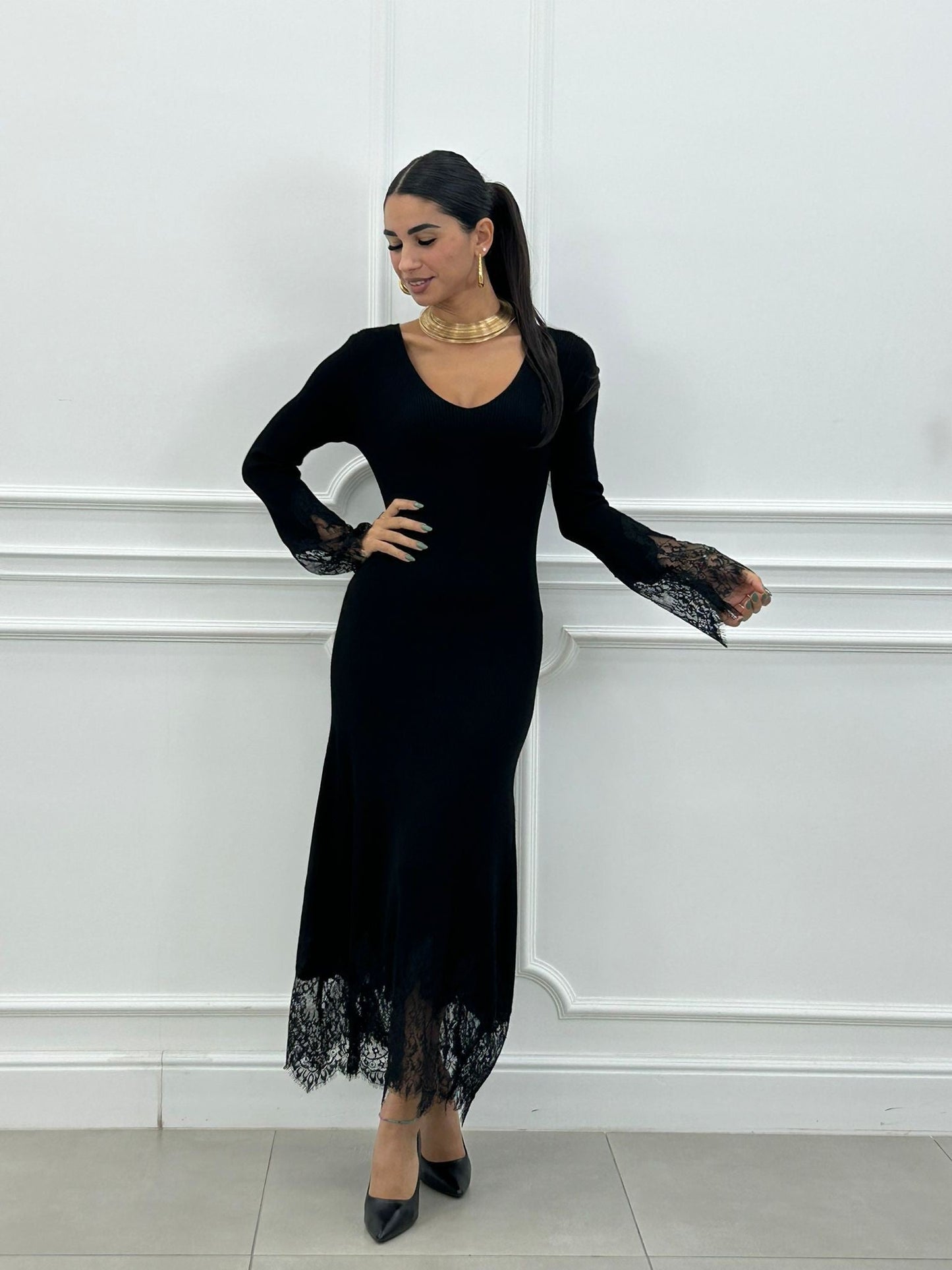 Vestido Largo Monia con Escote en Pico y Encaje