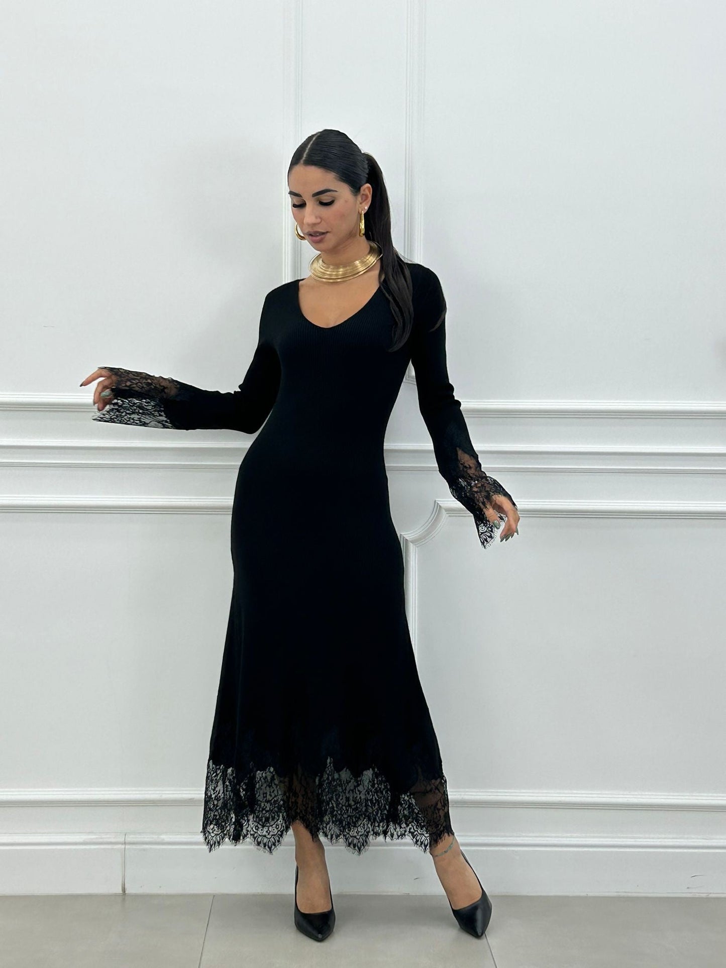 Vestido Largo Monia con Escote en Pico y Encaje