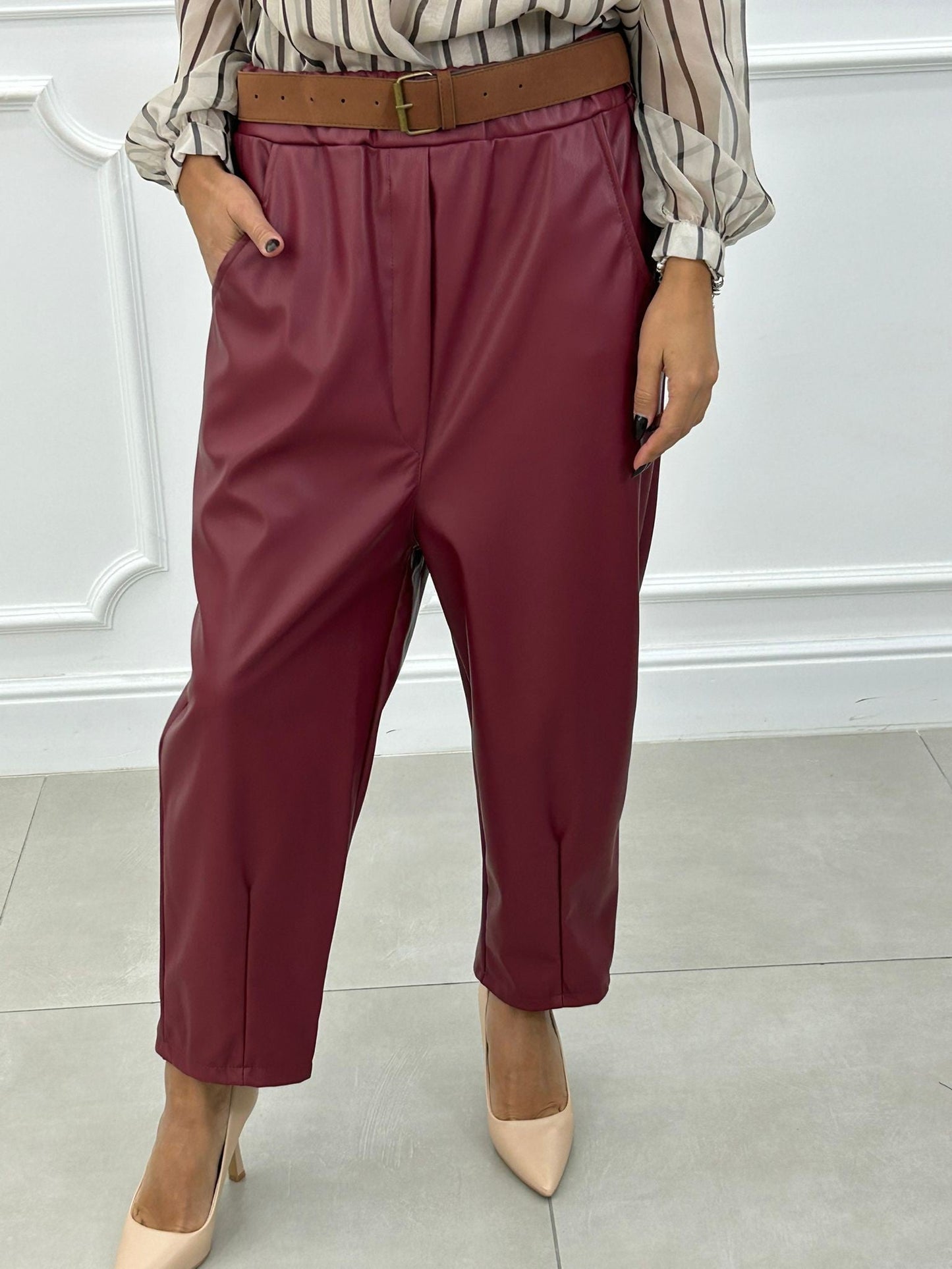 Pantalón Cropped de Ecopiel con Cinturón y Bolsillos