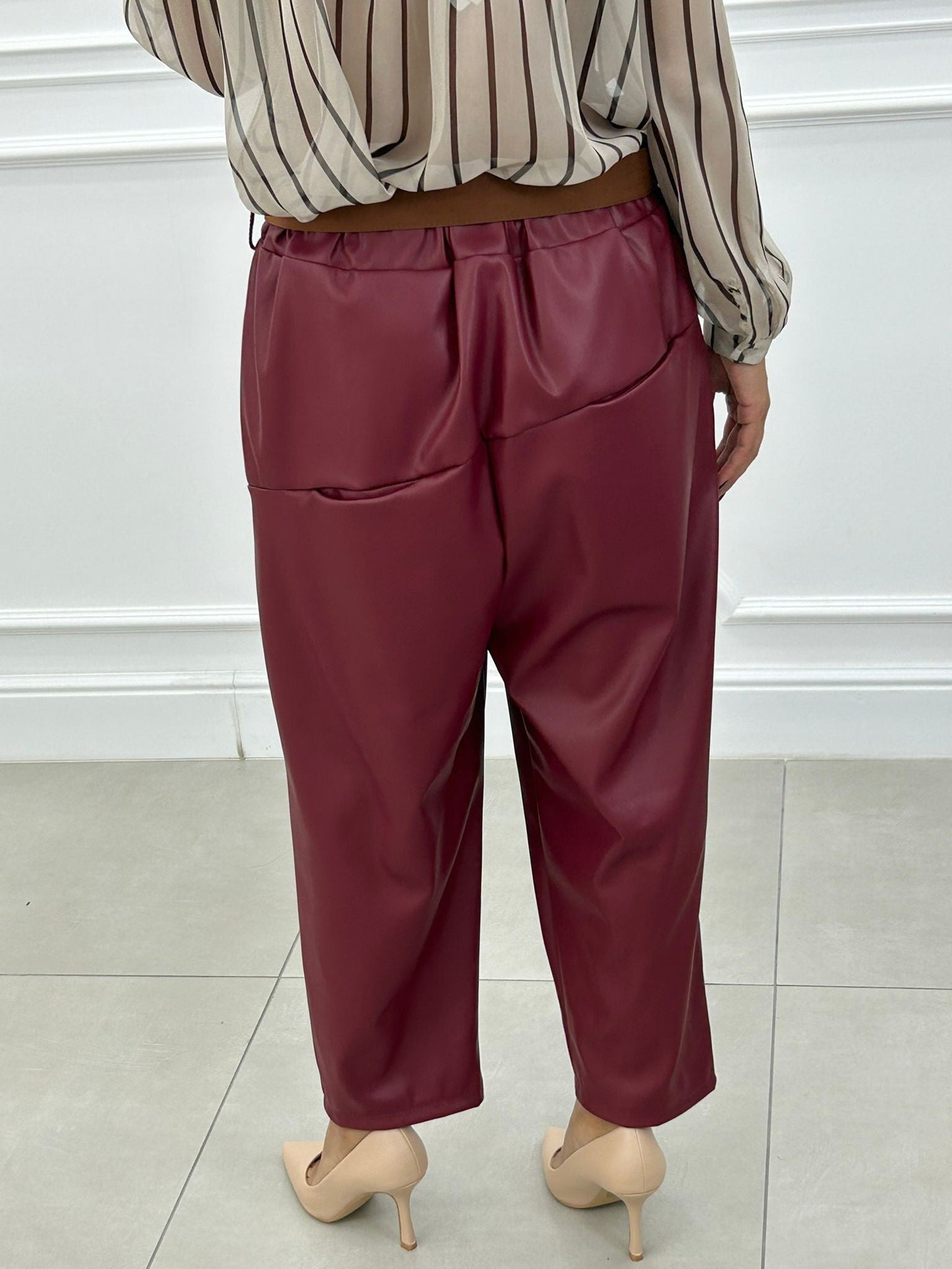 Pantalón Cropped de Ecopiel con Cinturón y Bolsillos