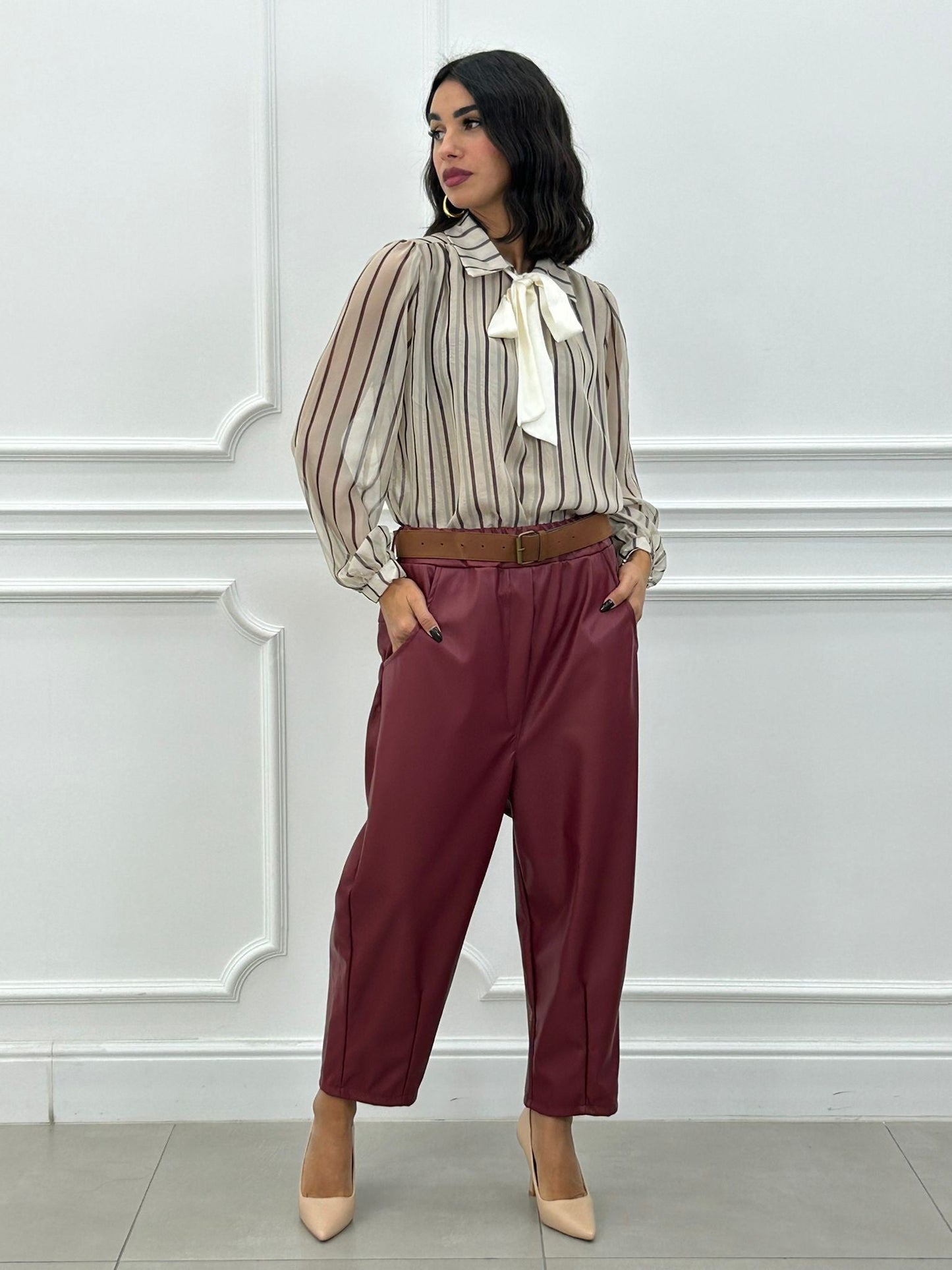 Pantalón Cropped de Ecopiel con Cinturón y Bolsillos