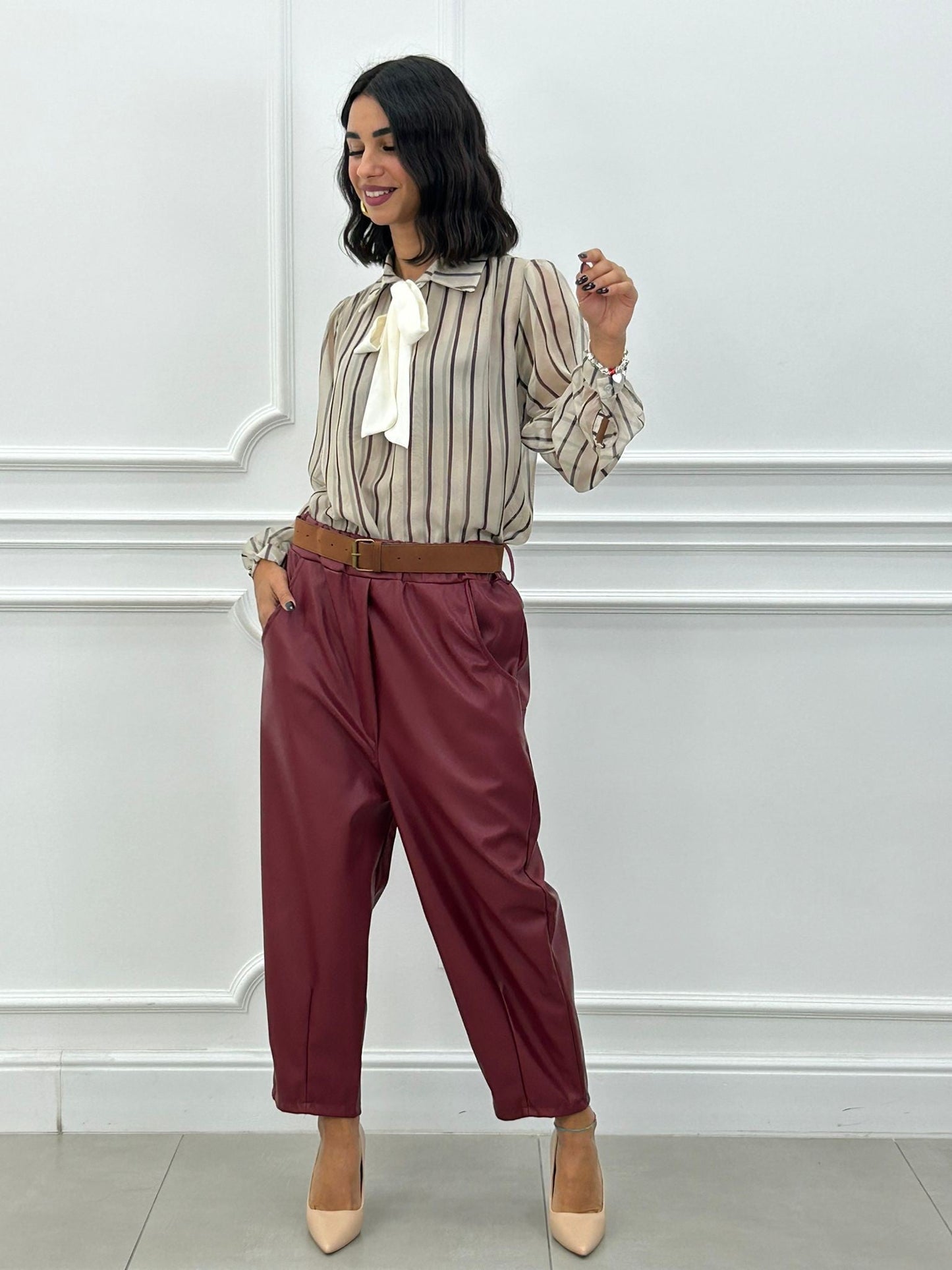 Pantalón Cropped de Ecopiel con Cinturón y Bolsillos