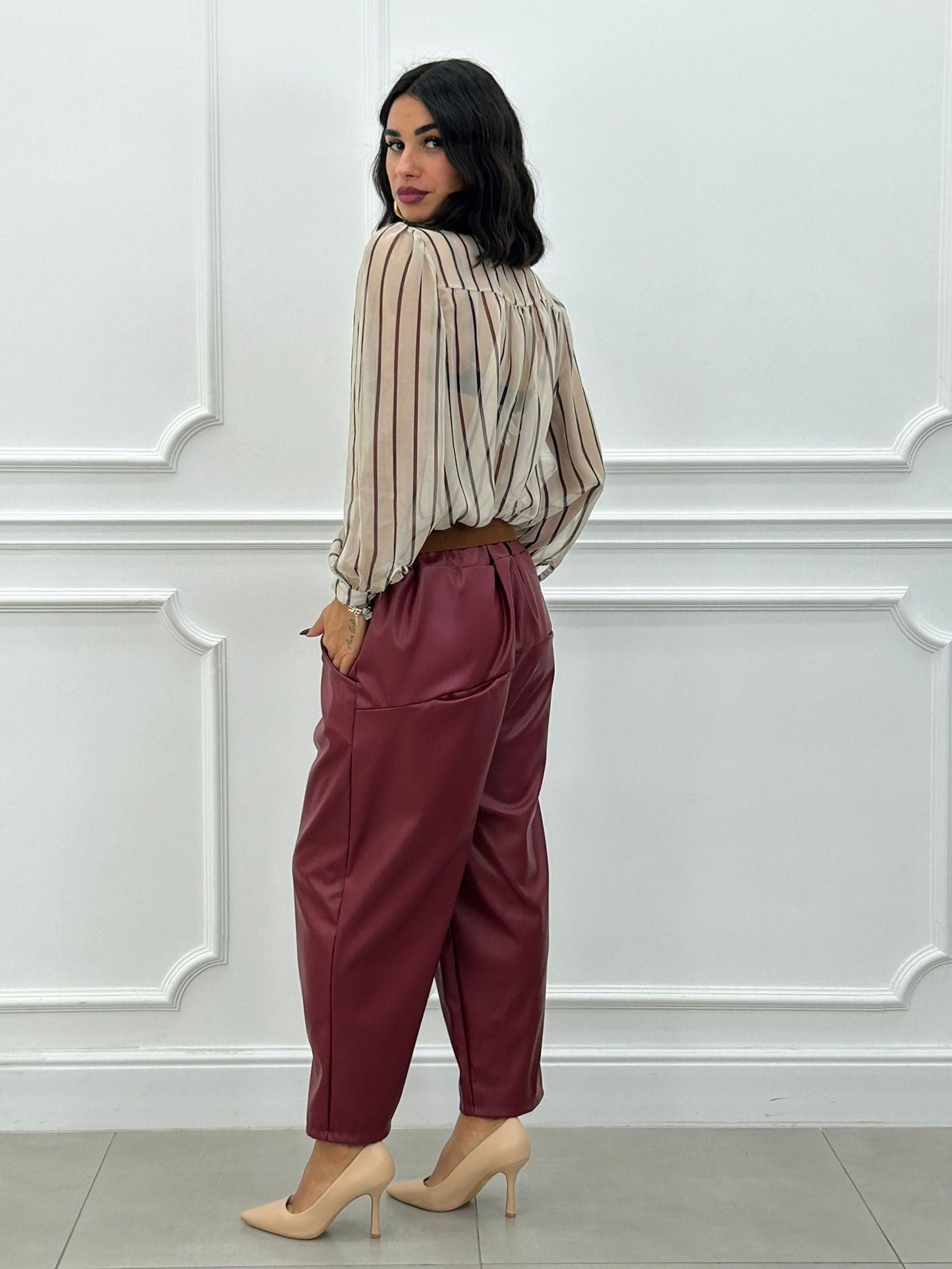 Pantalón Cropped de Ecopiel con Cinturón y Bolsillos