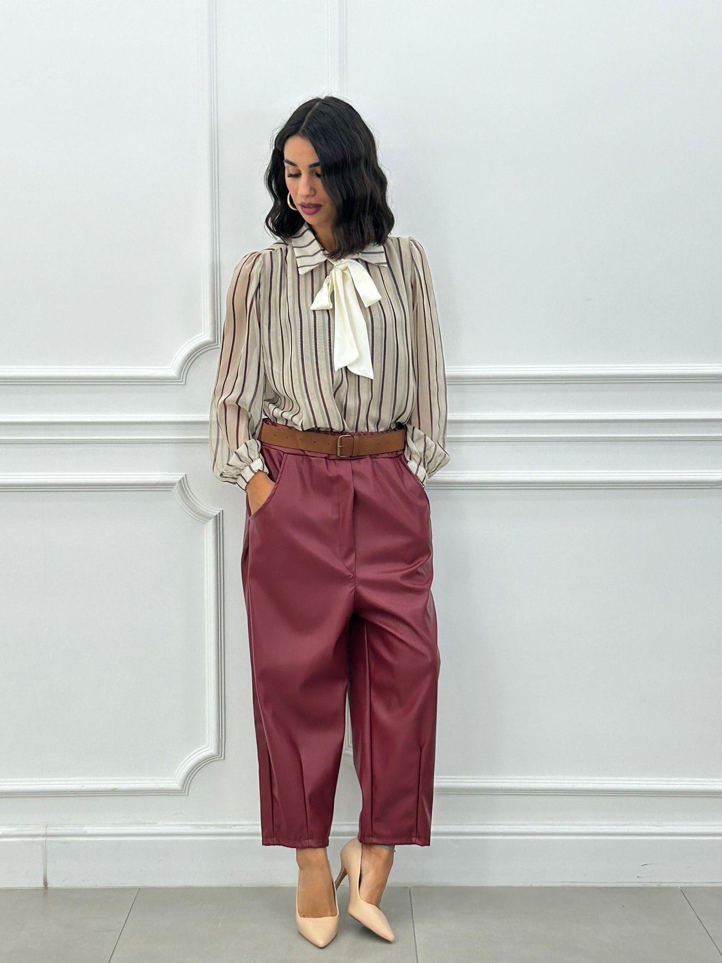 Pantalón Cropped de Ecopiel con Cinturón y Bolsillos