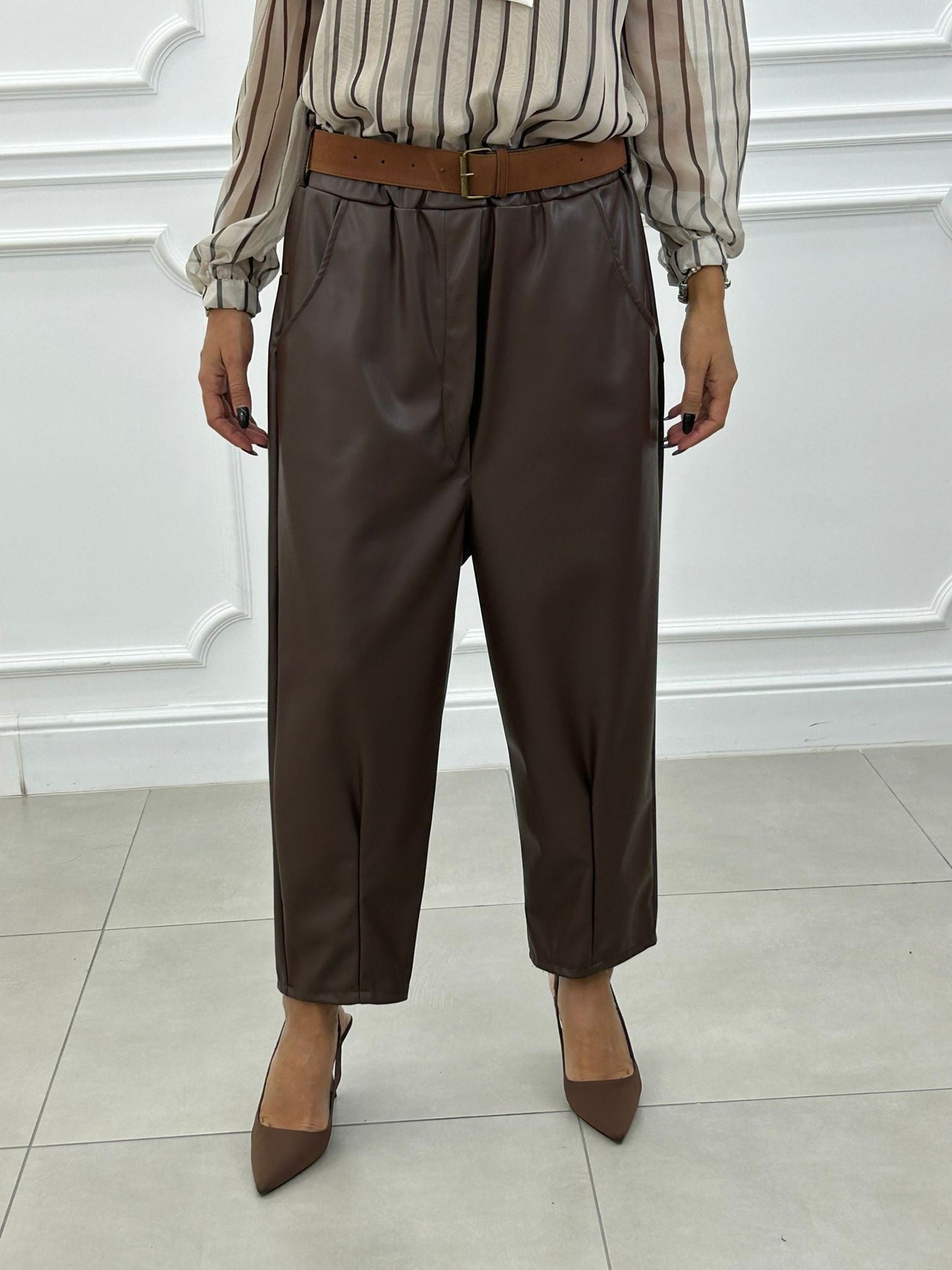 Pantalón Cropped de Ecopiel con Cinturón y Bolsillos