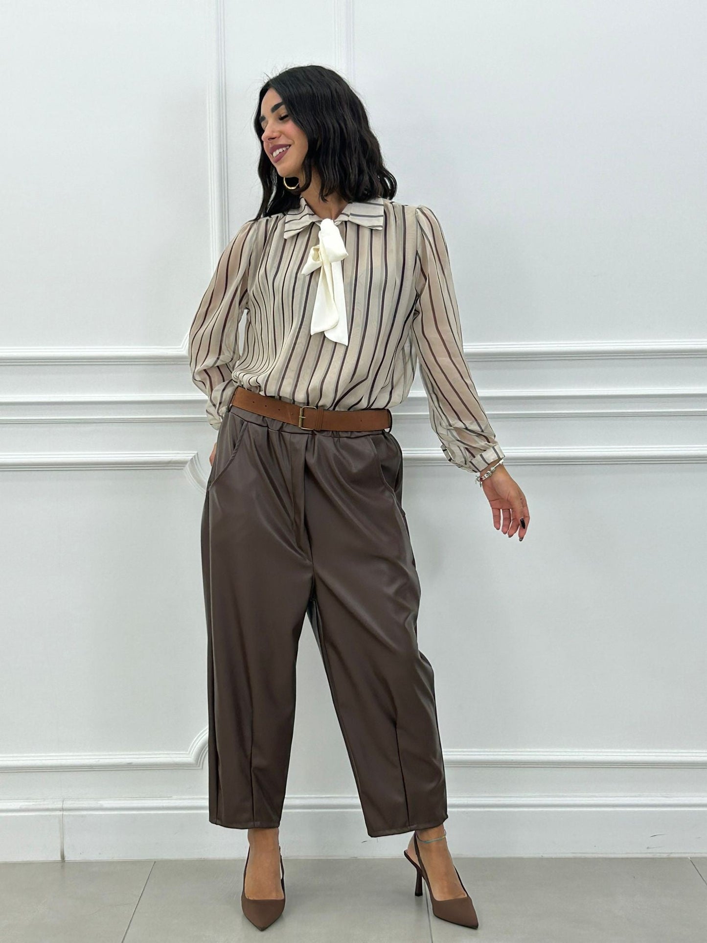 Pantalón Cropped de Ecopiel con Cinturón y Bolsillos